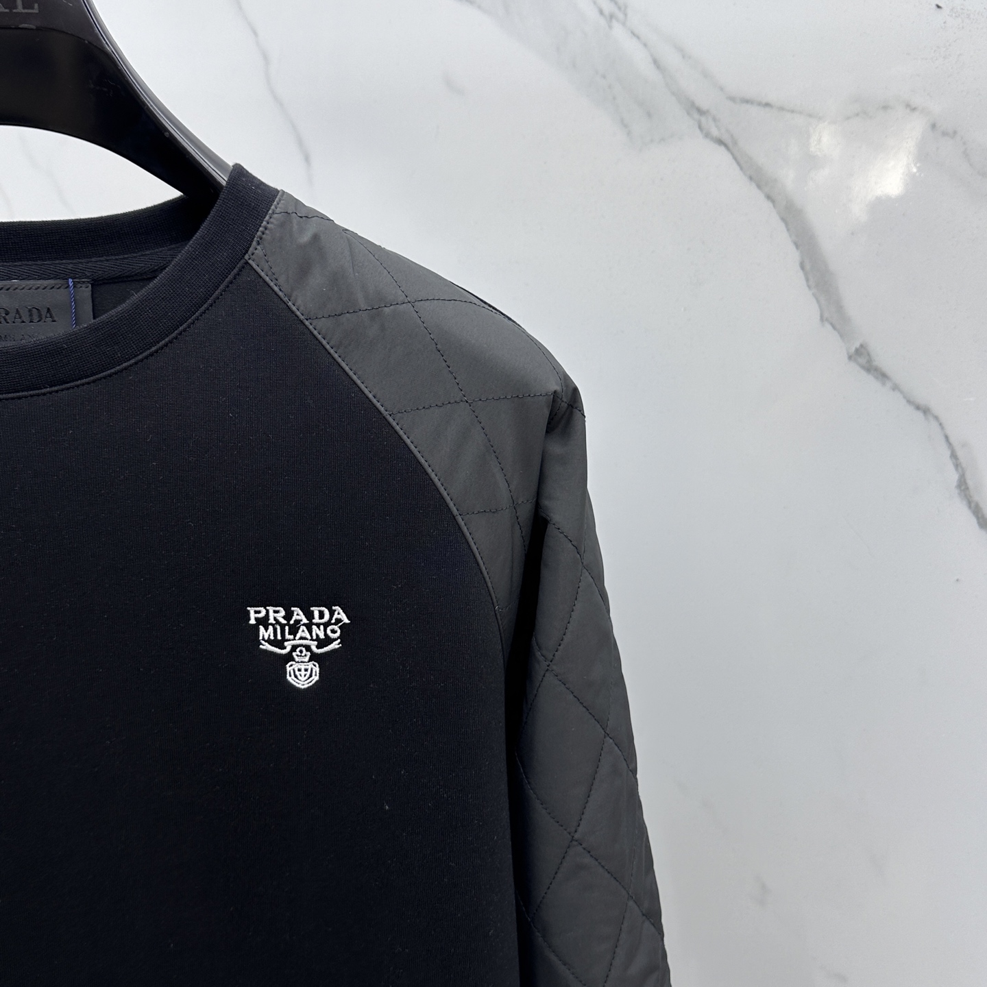 🆕Prada*普拉达 2025ss秋冬新品 官网同步P家圆领卫衣。甄选优质面料同缸定染。双层复合拼接，设