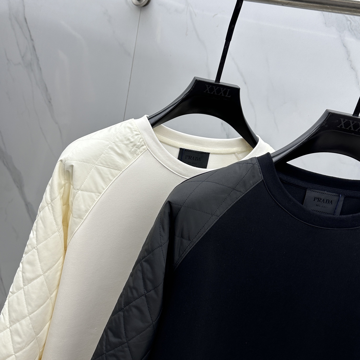 🆕Prada*普拉达 2025ss秋冬新品 官网同步P家圆领卫衣。甄选优质面料同缸定染。双层复合拼接，设