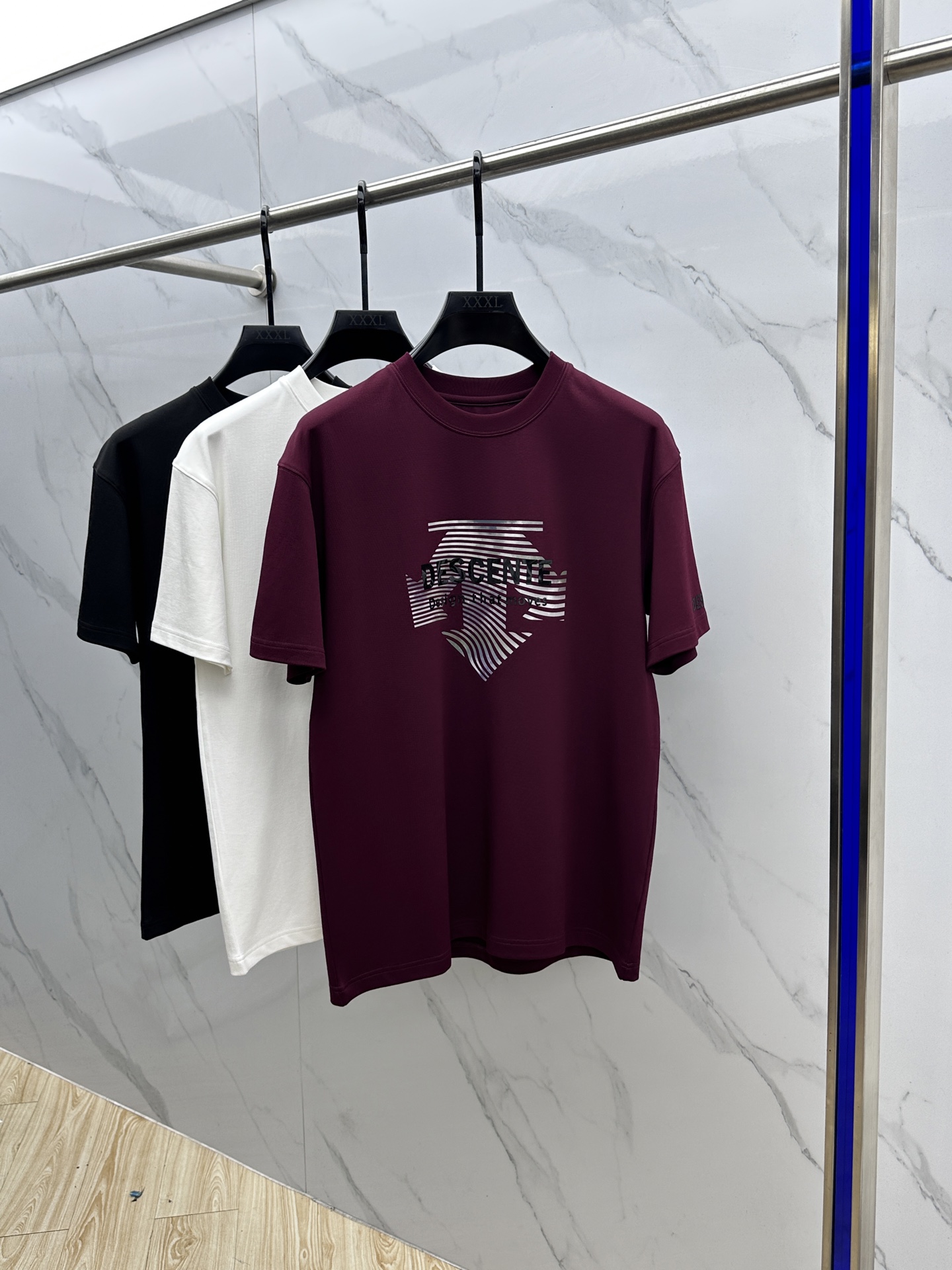 NO:566026,DESCENTE 2025SS new autumn short-sleeved base T-shirt, which conveys elegant charm with seasonal colors, making it a good choice for daily matching. The logo on the chest implicitly marks the brand identity, and the letters are three-dimensional craftsmanship, fine workmanship, fashionable and atmospheric, and comfortable against the skin. It has three complete standards xh, sizes M-3XL,, T-shirt, alexander wang19860909DESCENTE迪桑特 2025SS秋季新款短袖打底T 恤,以当季色调传递典雅韵味,成就日常搭配佳选.胸前logo标识含蓄标注品牌身份,字母立体工艺、做工精细、时尚大气、贴肤舒适,三标齐全xh 尺码M-3XL,,T-shirt,alexander wang,Men's clothing