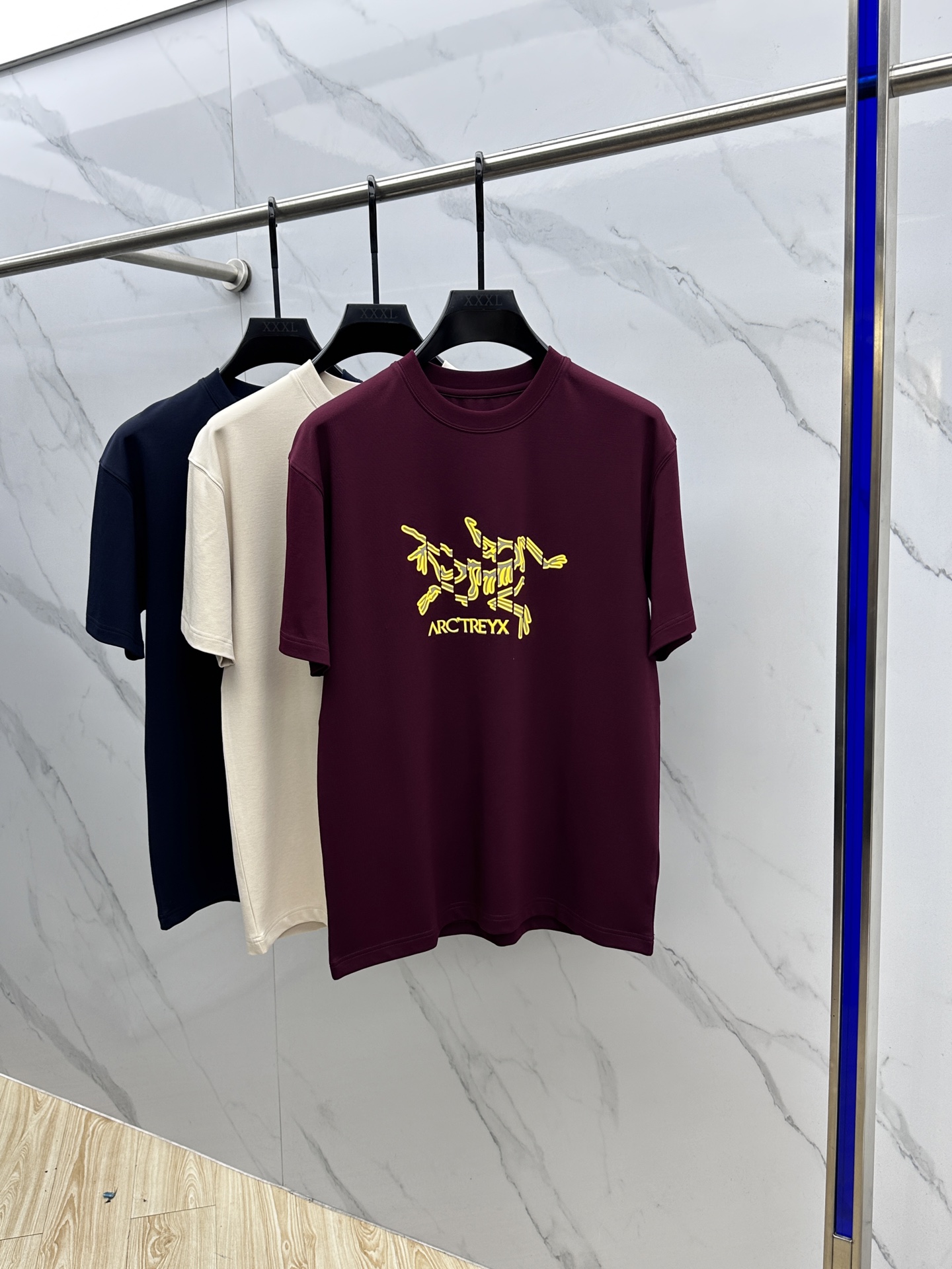 NO:566031,ARCTERYX Arc'teryx 2025SS new autumn short-sleeved base T-shirt, which conveys elegant charm with seasonal tones, making it a good choice for daily matching. The logo on the chest implicitly marks the brand identity, and the letters are three-dimensional craftsmanship, fine workmanship, fashionable and atmospheric, and comfortable against the skin. It has three standards xh. Sizes M-3XL, arc'teryx, T-shirt, alexander wang19860909ARCTERYX始祖鸟 2025SS秋季新款短袖打底T 恤,以当季色调传递典雅韵味,成就日常搭配佳选.胸前logo标识含蓄标注品牌身份,字母立体工艺、做工精细、时尚大气、贴肤舒适,三标齐全xh 尺码M-3XL,arc'teryx,T-shirt,alexander wang,Men's clothing