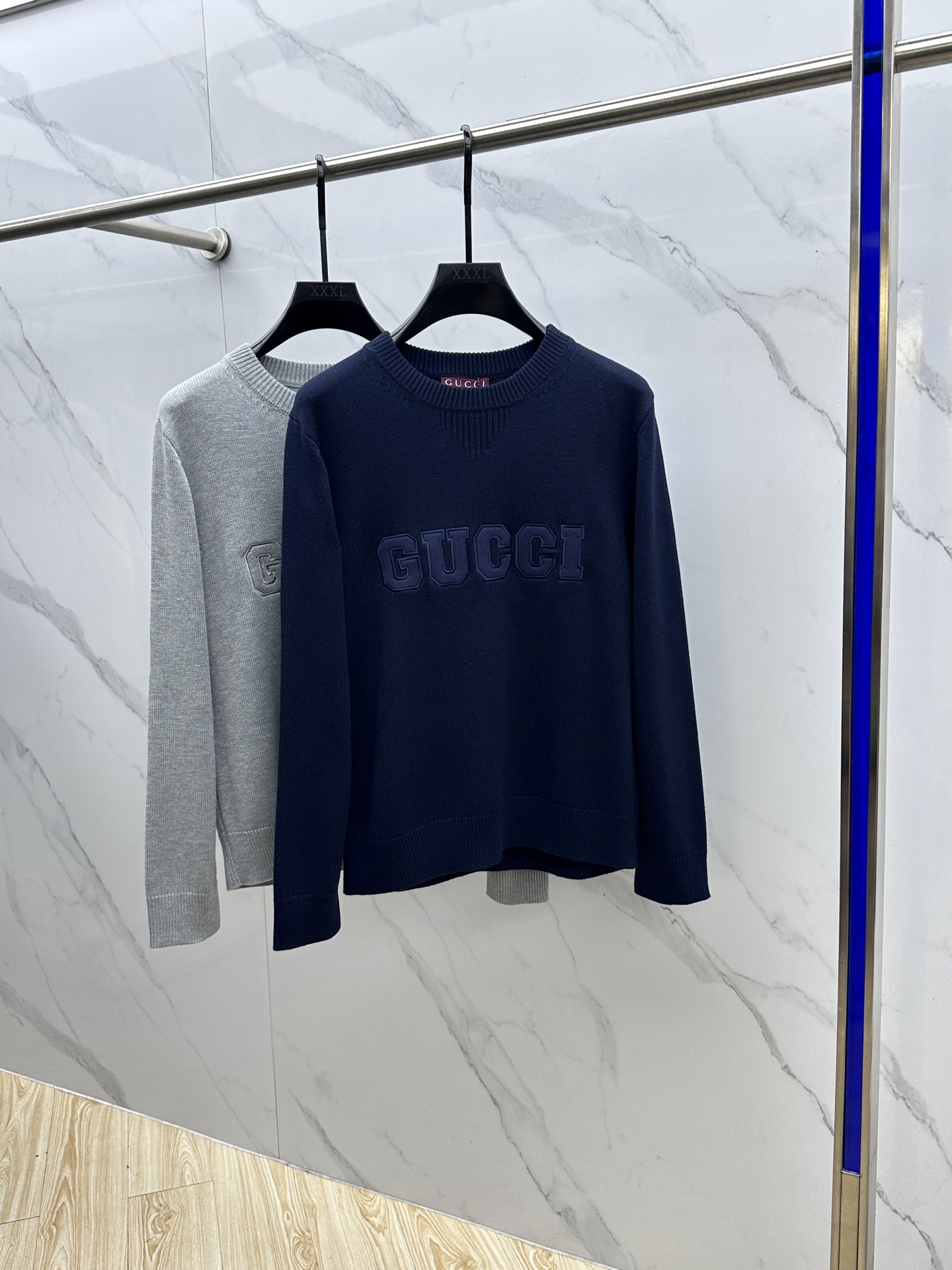 NO:611763,GUCCI Gucci original high-end quality 2025 early autumn latest series!  Embroidered logo knitted long-sleeved crew neck!  The minimalist and versatile styling item is high-end and fashionable. The brand logo embroidered on the chest is simple and has a sense of design, breaking the monotony of solid colors~full of high-end feeling!  The classic version is casual and elegant!  Versatile and not picky!  Complete three standards, high-quality bulk hei Size: M-2XL,,gucci,gucci,alexander wang19860909GUCCI古驰 原单高端品质 2025早秋最新系列！刺绣logo针织长袖圆领！极简主义百搭造型单品高级又时髦,胸前刺绣品牌标识简约有设计感,打破纯色单调～高级感拉满！经典版型随性大气！百搭不挑人！三标齐全 高品质大货hei 尺码: M-2XL,,gucci,gucci,alexander wang,Men's clothing