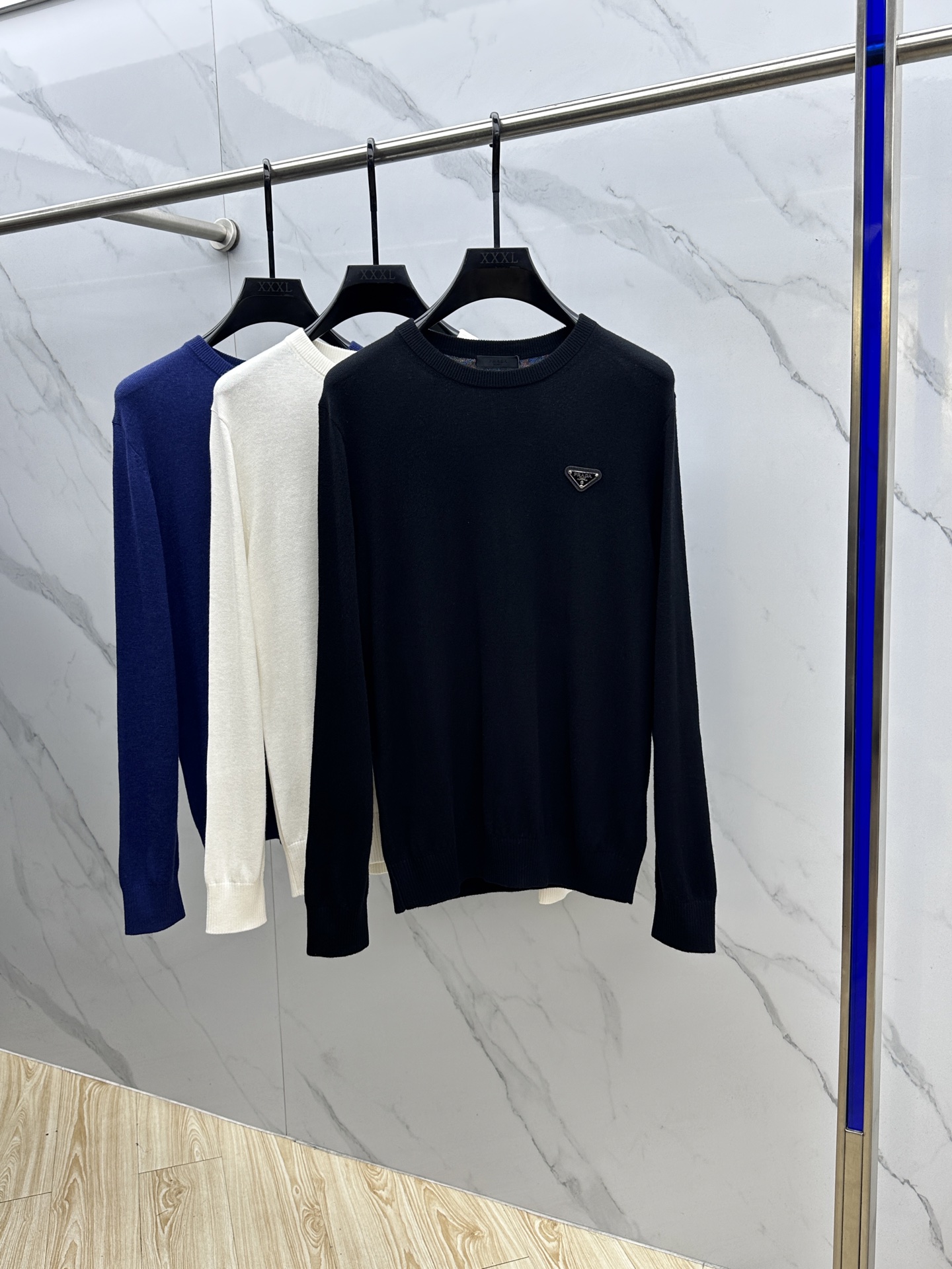 NO:611781,Prada's latest autumn 2025 product is available simultaneously on the official website. It is a very original product. It is a fashionable and casual round neck long-sleeved knitted sweater. It is made of imported original fabrics and has top-notch knitting technology with letter patterns decorated with logos. It is extremely high-grade, comfortable and versatile, and the upper body is very handsome!  Three complete standards, high quality bulk goods, size M-2XL, prada, prada, alexander wang19860909Prada普拉达 2025秋季最新品,官网同步有售,原单狠货,时尚休闲圆领长袖针织羊毛衫,采用进口原版面料,顶级针织工艺字母图案装饰logo,档次极高,舒适百搭,上身帅气十足！三标齐全 高品质大货hei 码数M-2XL,,prada,prada,alexander wang,Men's clothing