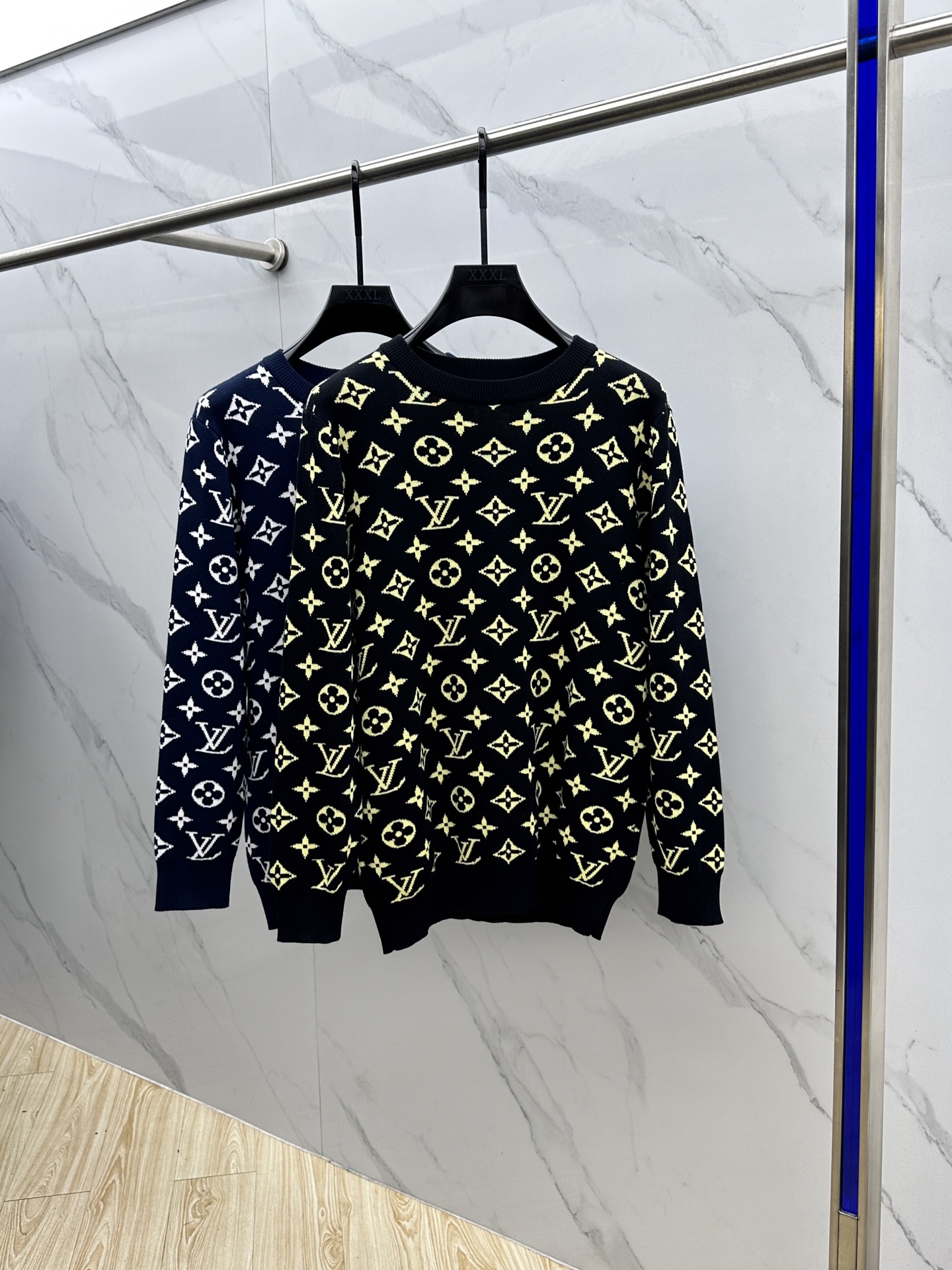 NO:646579,LV Louis Vuitton's new autumn and winter knitted wool sweater. High-quality Italian imported wool blend fabric, high-density knitting, fashionable and versatile sweater, very handsome. Classic Logo jacquard style. Durable and not easy to deform, version, can be easily held in various styles, classic fashion style that is sought after every year. Three standards are complete. High-quality large goods hei size S-XL, Louis Vuitton, Louis Vuitton, sweaters, Alexander Wang19860909LV路易威登 秋冬新款针织羊毛衫 高品质意大利进口羊毛混纺面料,高密度针织,时尚百搭毛衣,帅气十足.经典Logo提花款.耐穿不易变形,版型,各种风格都能轻松Hold住,年年被追捧的经典时尚款 三标齐全 高品质大货hei 码数S-XL,,louis vuitton,louis vuitton,sweaters,alexander wang,Men's clothing