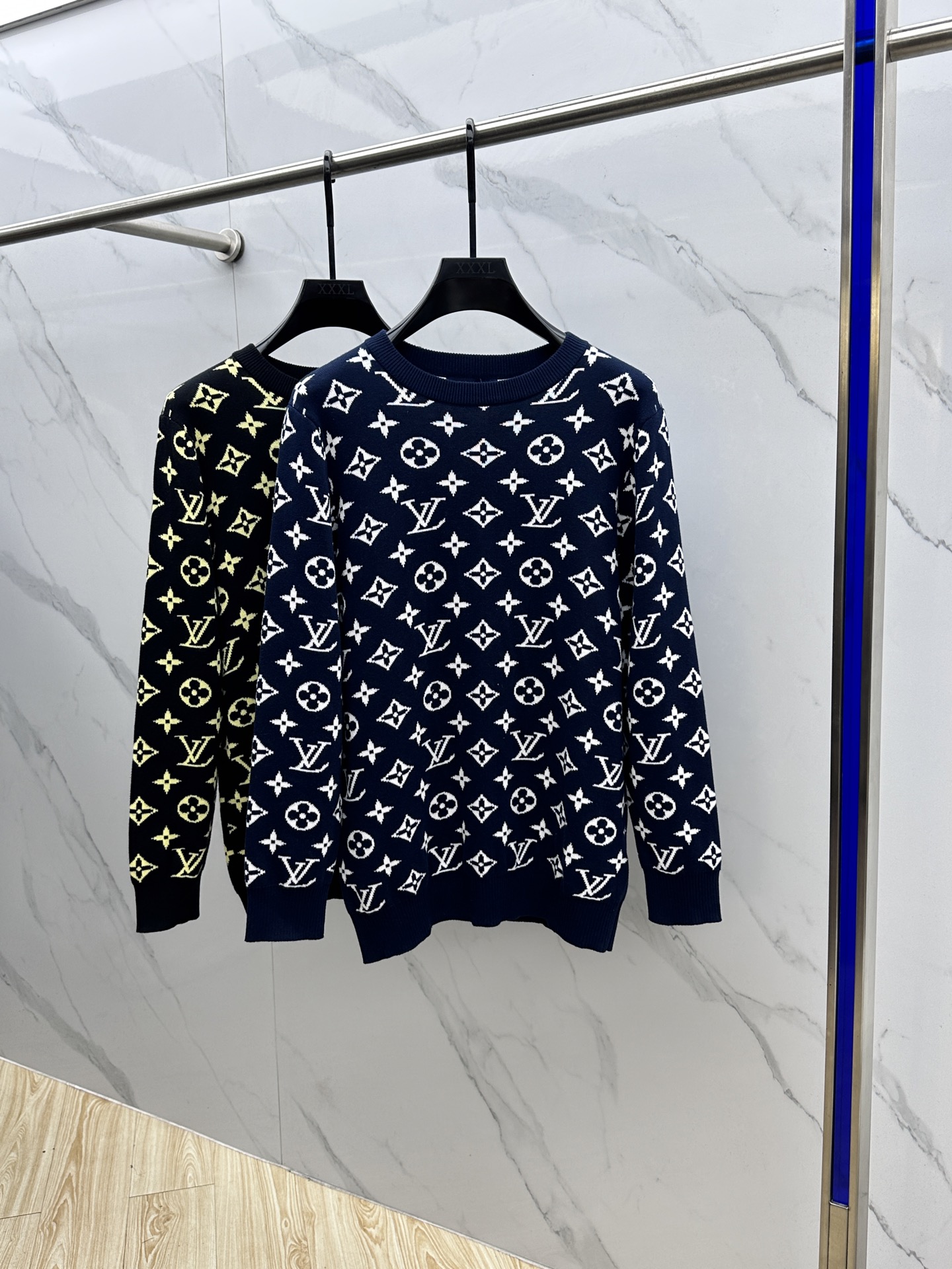 NO:571364,LV Louis Vuitton 2025 autumn and winter new knitted woolen sweater. High-quality Italian imported wool blend fabric, high-density knitting, fashionable and versatile sweater, very handsome. Classic Logo jacquard style. Durable and not easy to deform, version, can be easily held in various styles, classic fashion style that is sought after every year. Three standards are complete. High-quality bulk hei size S-XL, Louis Vuitton, Louis Vuitton, Sweaters, Alexander Wang19860909LV路易威登 2025秋冬新款针织羊毛衫 高品质意大利进口羊毛混纺面料,高密度针织,时尚百搭毛衣,帅气十足.经典Logo提花款.耐穿不易变形,版型,各种风格都能轻松Hold住,年年被追捧的经典时尚款 三标齐全 高品质大货hei 码数S-XL,,louis vuitton,louis vuitton,sweaters,alexander wang,Men's clothing