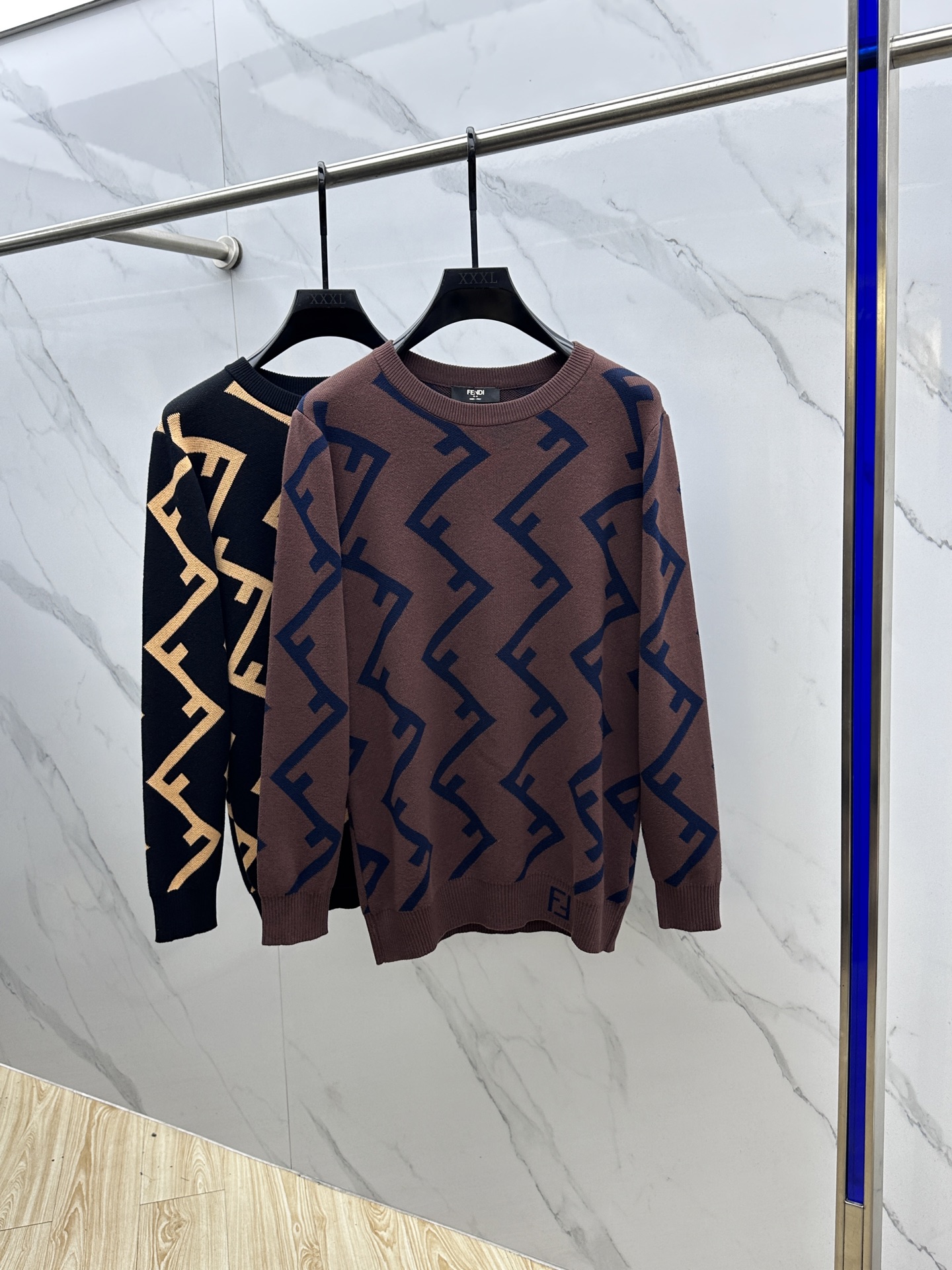 NO:571366,Fendi Fendi 2025 autumn and winter new knitted woolen sweater. High-quality Italian imported wool blend fabric, high-density knitting, fashionable and versatile sweater, very handsome. Classic Logo jacquard style. Durable and not easy to deform, version, various styles can be easily held, classic fashion style that is sought after every year. Three standards are complete. High-quality large goods hei size S-XL,, fendi, fendi, sweaters, alexander wang19860909Fendi芬迪 2025秋冬新款针织羊毛衫 高品质意大利进口羊毛混纺面料,高密度针织,时尚百搭毛衣,帅气十足.经典Logo提花款.耐穿不易变形,版型,各种风格都能轻松Hold住,年年被追捧的经典时尚款 三标齐全 高品质大货hei 码数S-XL,,fendi,fendi,sweaters,alexander wang,Men's clothing