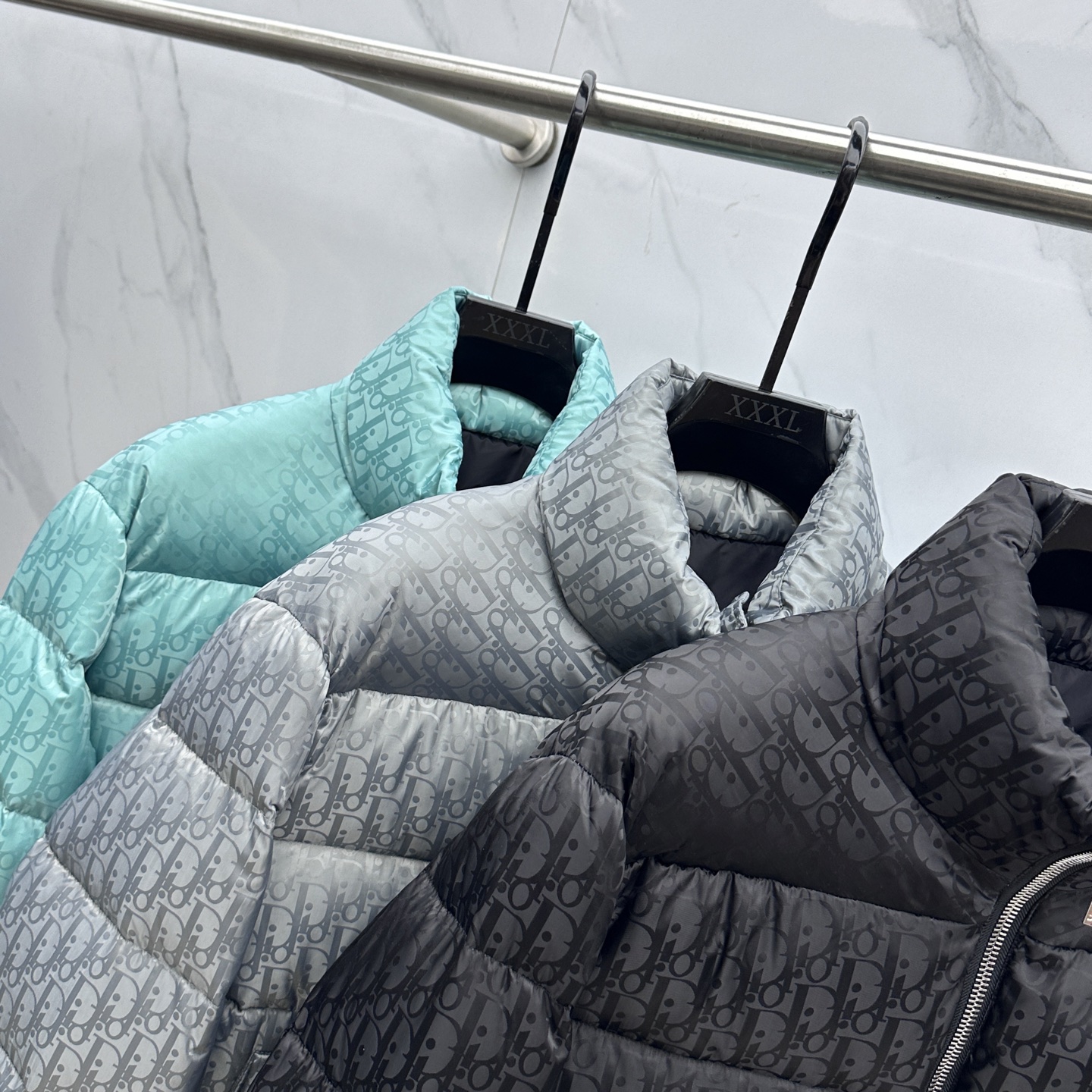 。🆕羽绒上新⬆️Dior迪奥 oblique暗纹老花立领羽绒，明星同款这是一款超复杂工艺的羽绒，定制面料