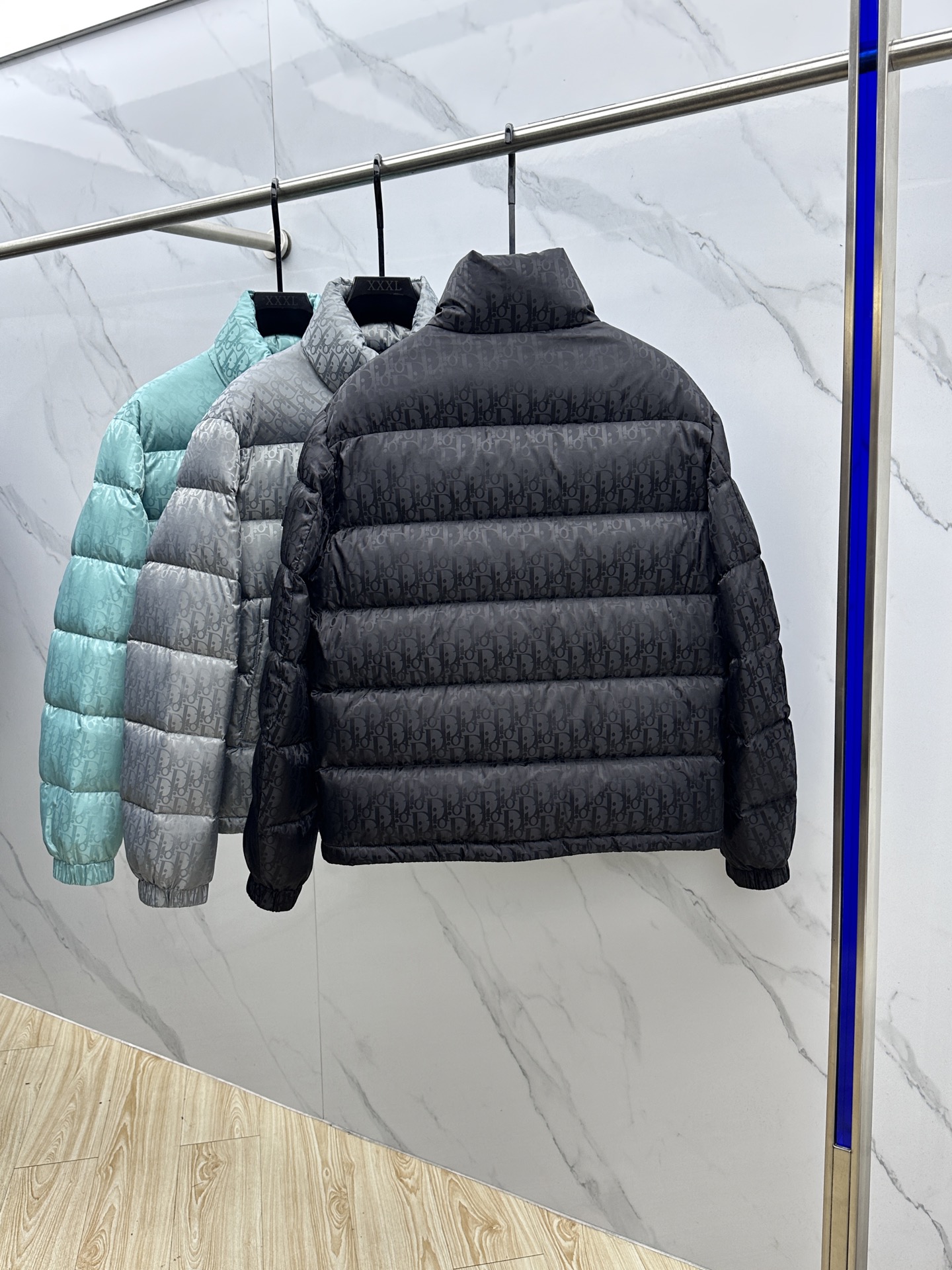 。🆕羽绒上新⬆️Dior迪奥 oblique暗纹老花立领羽绒，明星同款这是一款超复杂工艺的羽绒，定制面料