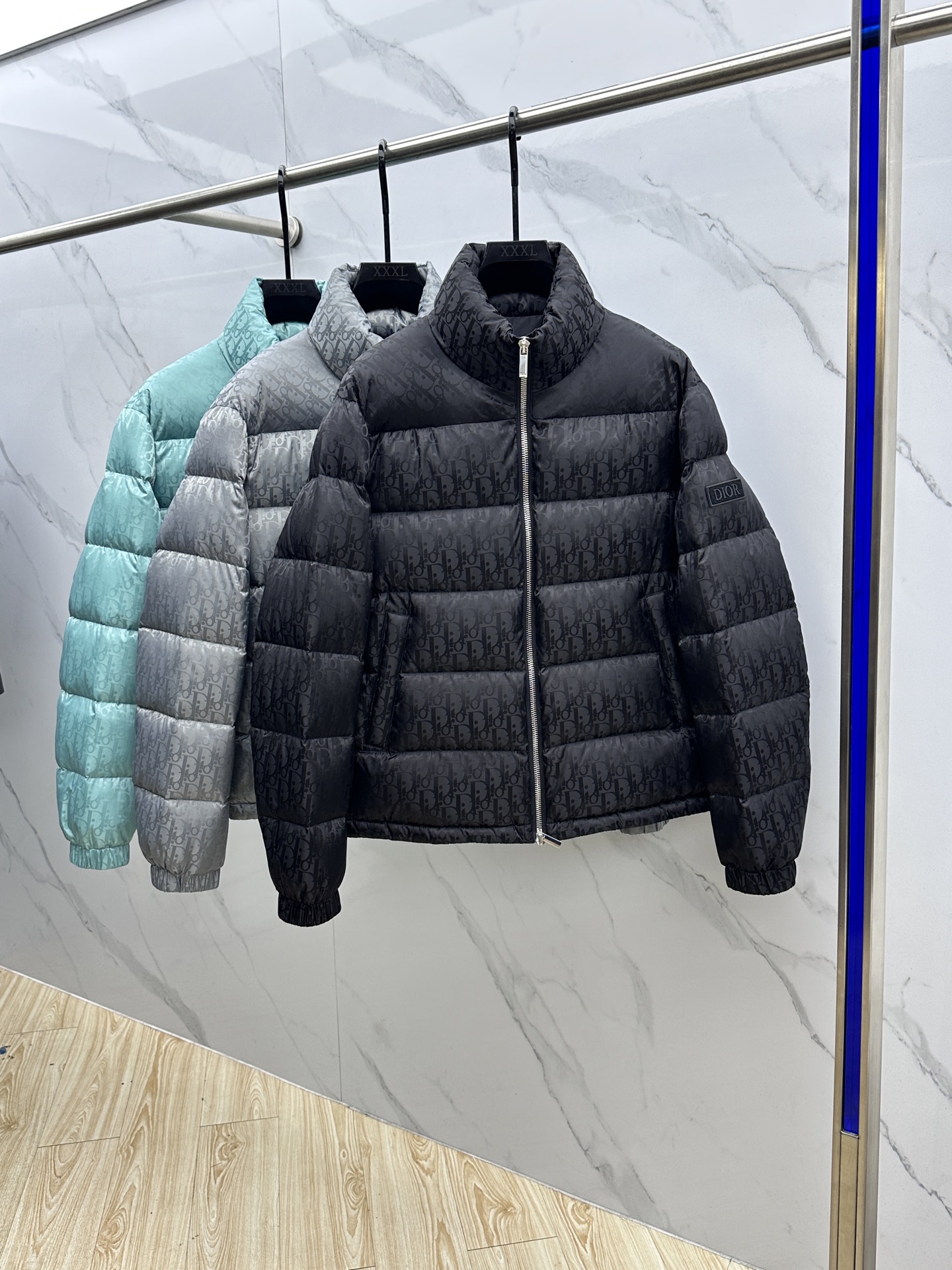 。🆕羽绒上新⬆️Dior迪奥 oblique暗纹老花立领羽绒，明星同款这是一款超复杂工艺的羽绒，定制面料