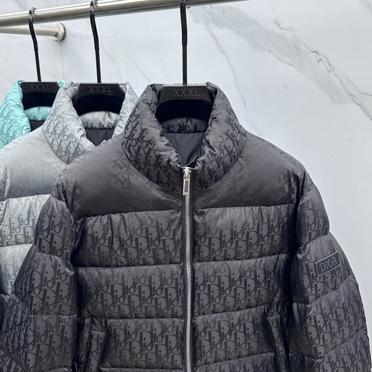 。🆕羽绒上新⬆️Dior迪奥 oblique暗纹老花立领羽绒，明星同款这是一款超复杂工艺的羽绒，定制面料