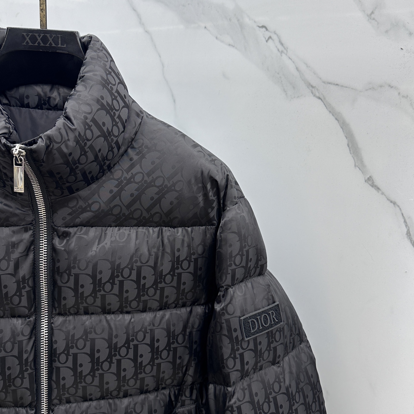 。🆕羽绒上新⬆️Dior迪奥 oblique暗纹老花立领羽绒，明星同款这是一款超复杂工艺的羽绒，定制面料