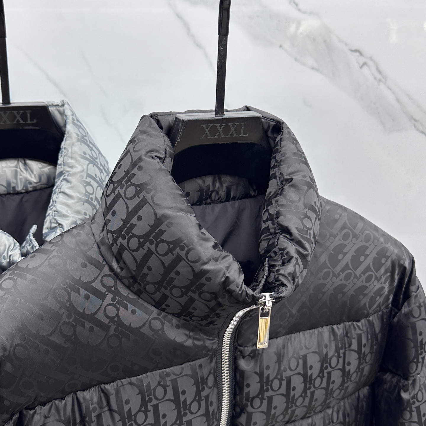 。🆕羽绒上新⬆️Dior迪奥 oblique暗纹老花立领羽绒，明星同款这是一款超复杂工艺的羽绒，定制面料