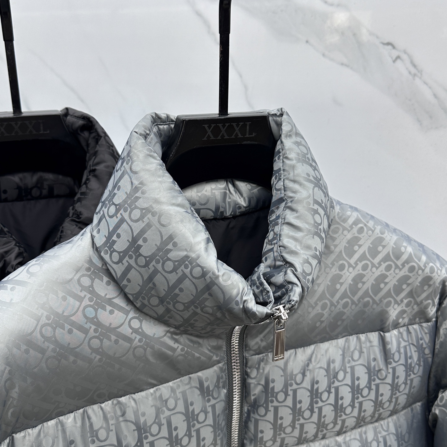 。 🆕羽绒上新⬆️Dior迪奥 oblique暗纹老花立领羽绒，明星同款这是一款超复杂工艺的羽绒，定制面