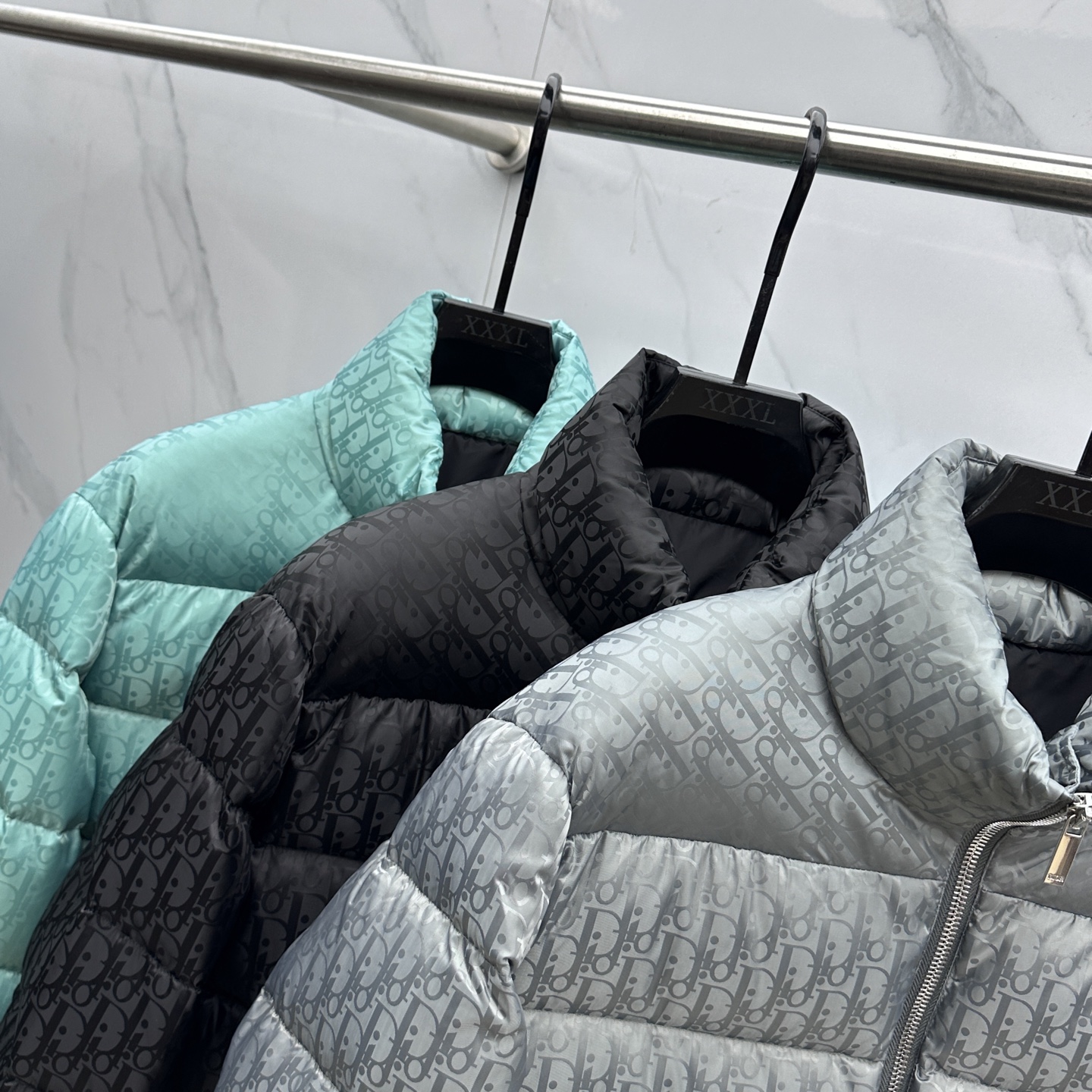 。 🆕羽绒上新⬆️Dior迪奥 oblique暗纹老花立领羽绒，明星同款这是一款超复杂工艺的羽绒，定制面