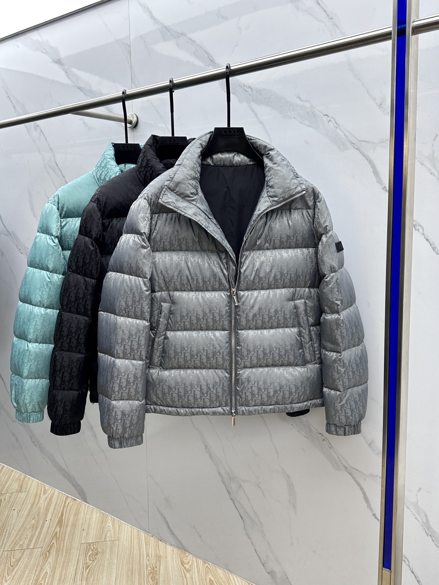 。 🆕羽绒上新⬆️Dior迪奥 oblique暗纹老花立领羽绒，明星同款这是一款超复杂工艺的羽绒，定制面