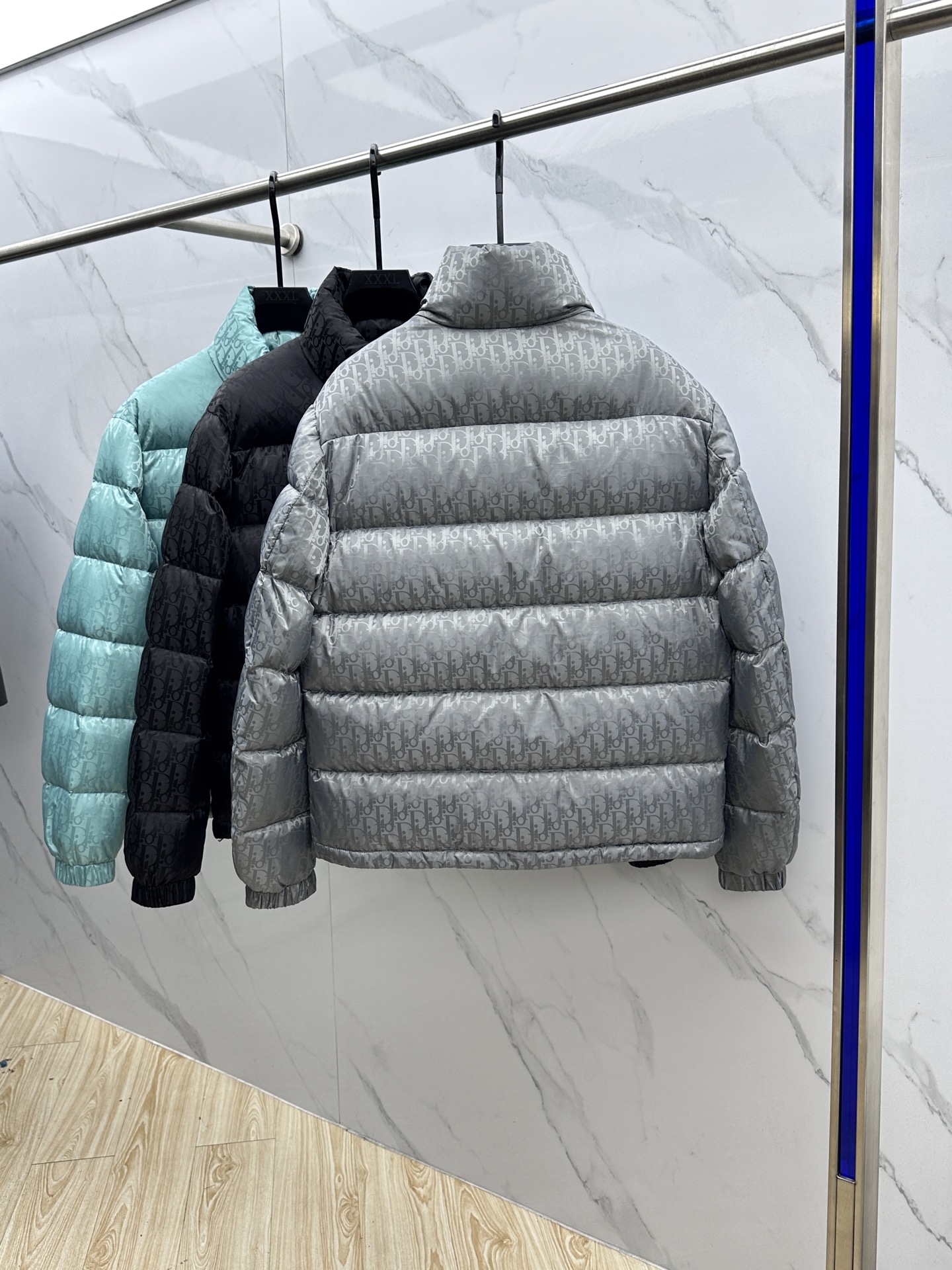 。 🆕羽绒上新⬆️Dior迪奥 oblique暗纹老花立领羽绒，明星同款这是一款超复杂工艺的羽绒，定制面