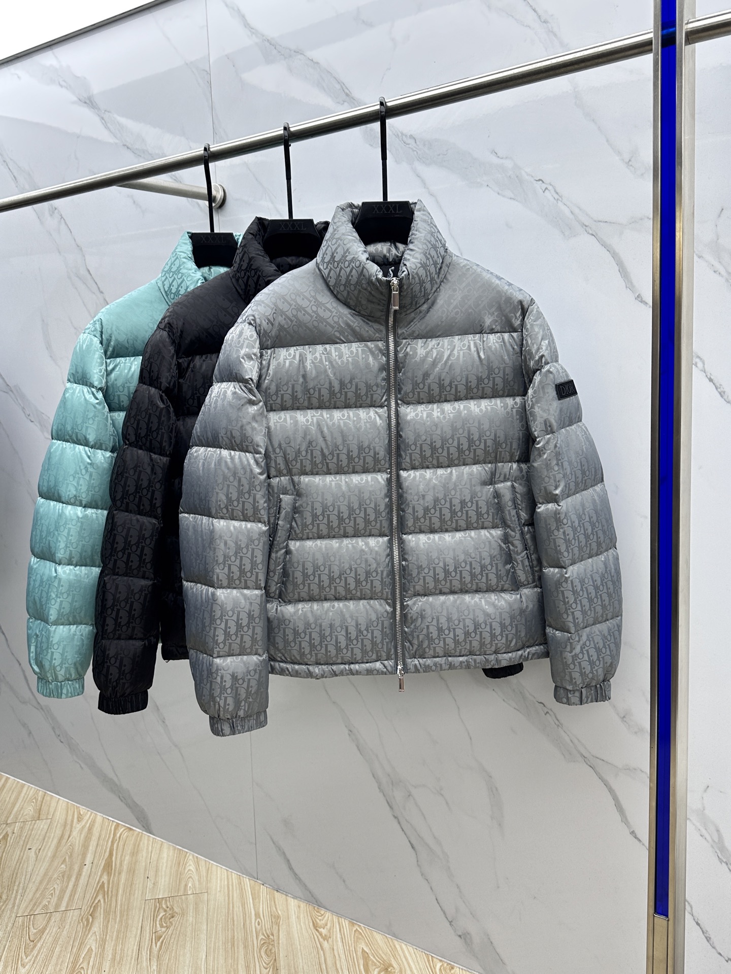 。 🆕羽绒上新⬆️Dior迪奥 oblique暗纹老花立领羽绒，明星同款这是一款超复杂工艺的羽绒，定制面