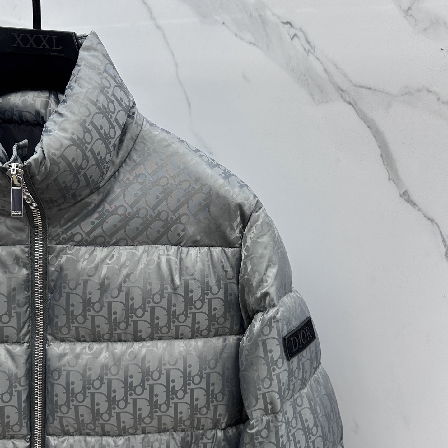 。 🆕羽绒上新⬆️Dior迪奥 oblique暗纹老花立领羽绒，明星同款这是一款超复杂工艺的羽绒，定制面