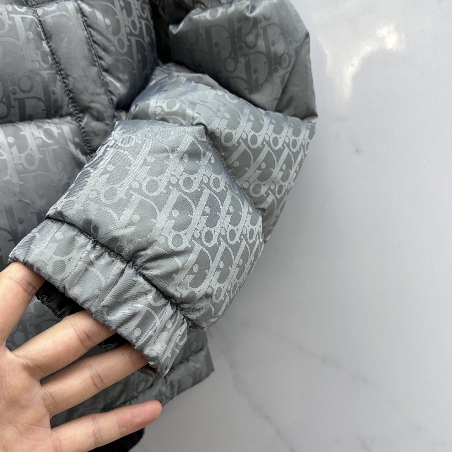 。 🆕羽绒上新⬆️Dior迪奥 oblique暗纹老花立领羽绒，明星同款这是一款超复杂工艺的羽绒，定制面