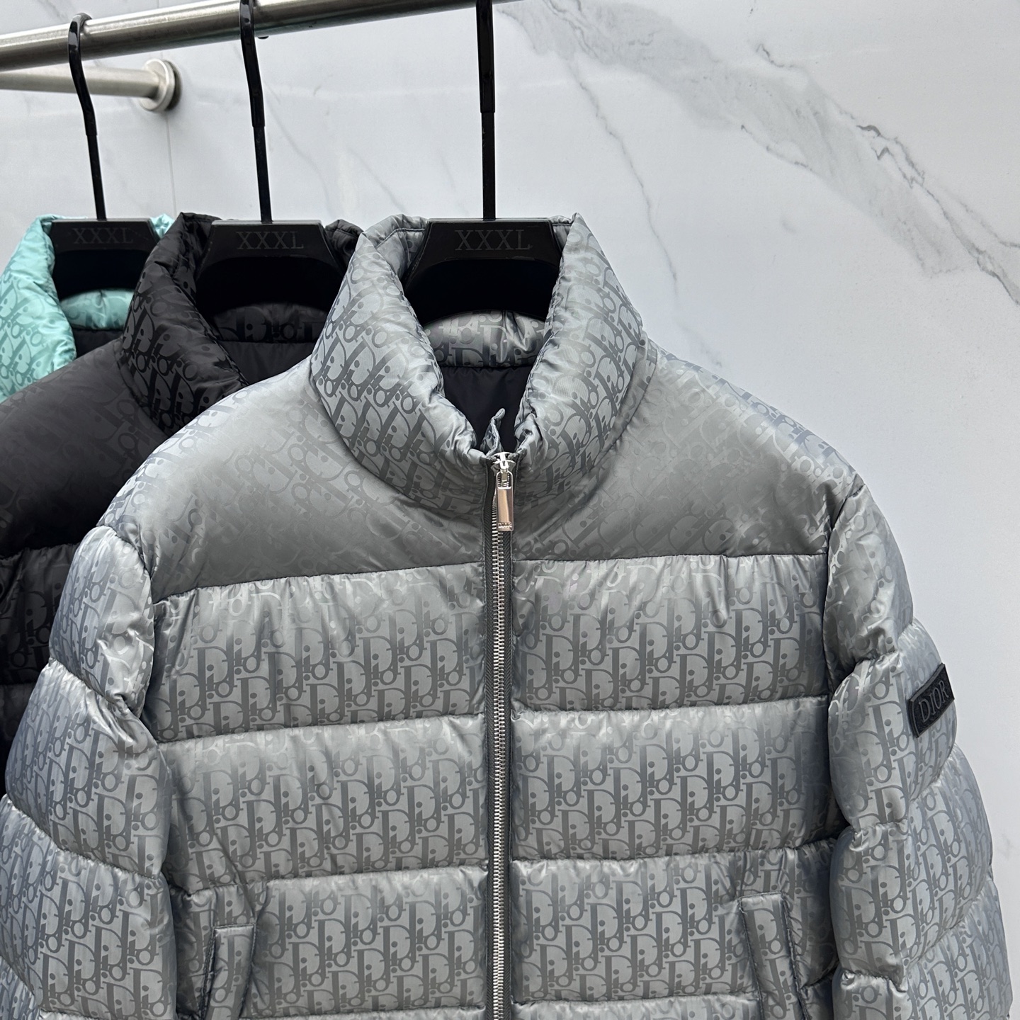 。 🆕羽绒上新⬆️Dior迪奥 oblique暗纹老花立领羽绒，明星同款这是一款超复杂工艺的羽绒，定制面