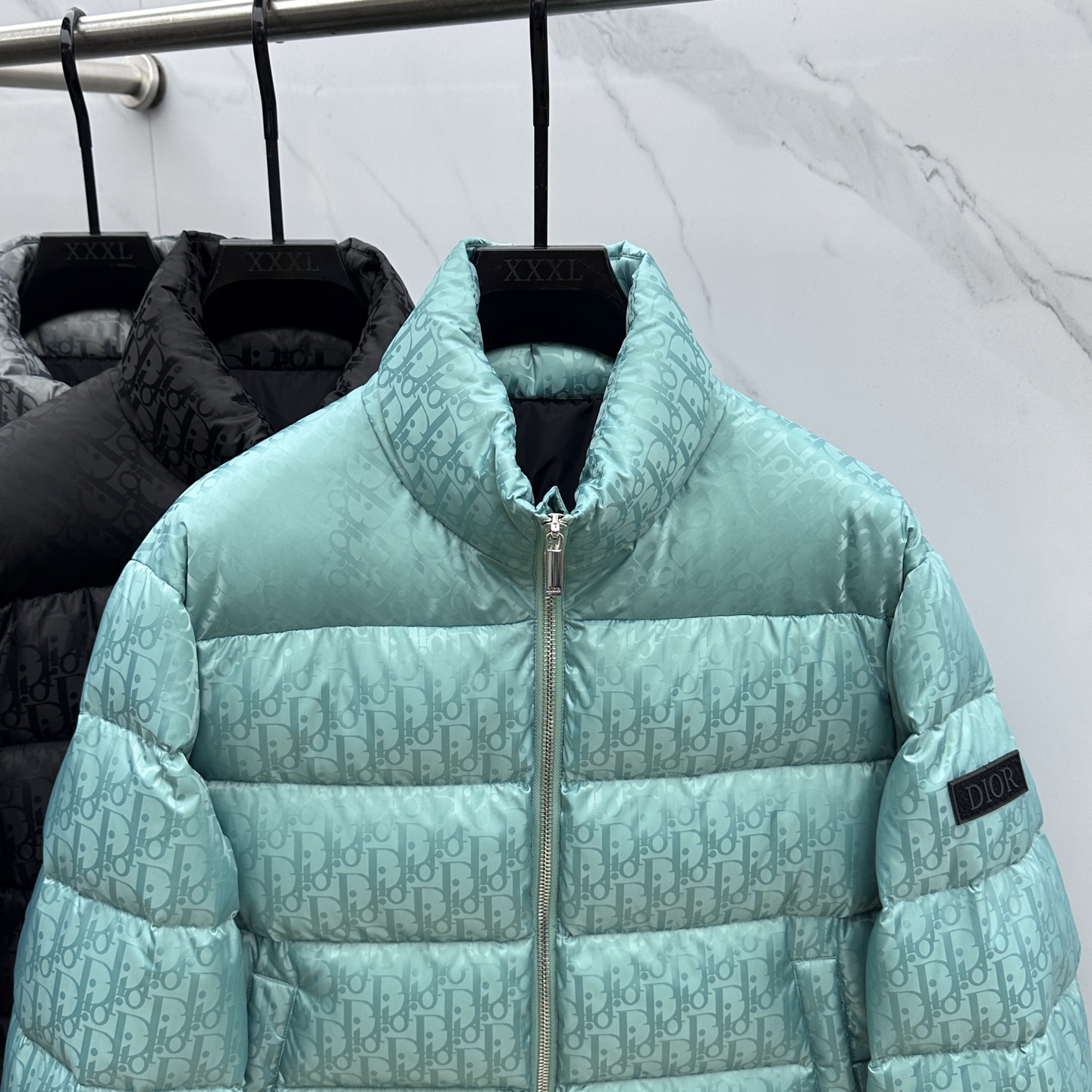 。 🆕羽绒上新⬆️Dior迪奥 oblique暗纹老花立领羽绒，明星同款这是一款超复杂工艺的羽绒，定制面
