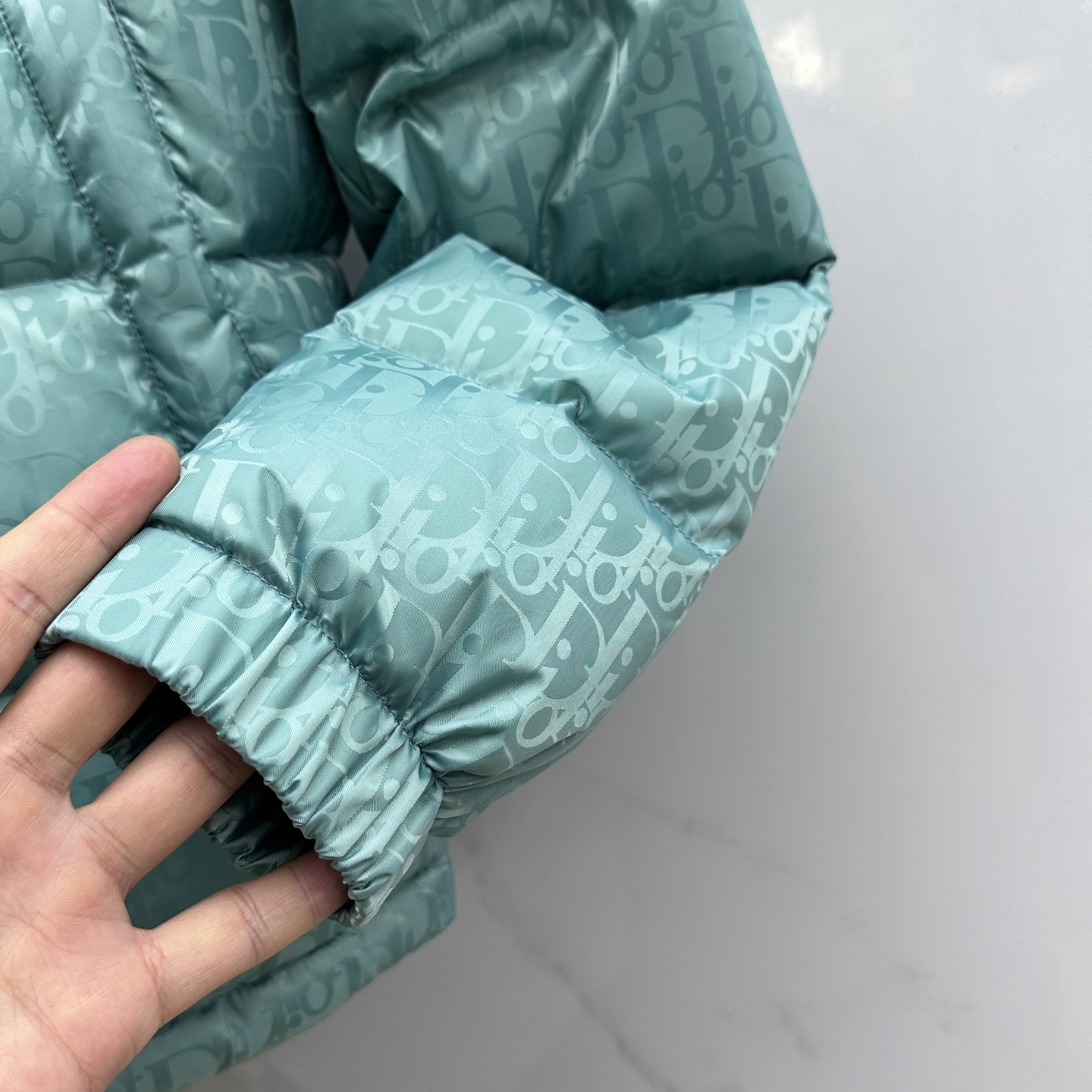 。 🆕羽绒上新⬆️Dior迪奥 oblique暗纹老花立领羽绒，明星同款这是一款超复杂工艺的羽绒，定制面