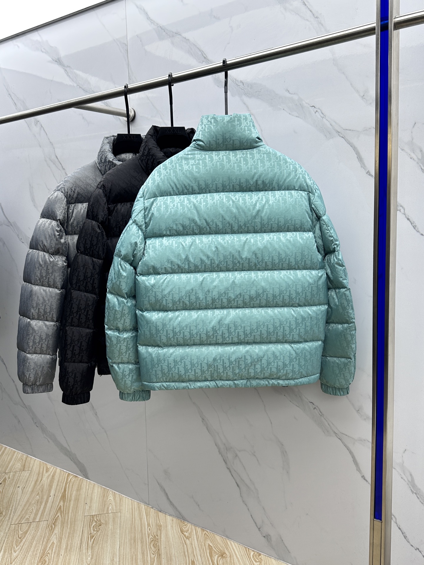 。 🆕羽绒上新⬆️Dior迪奥 oblique暗纹老花立领羽绒，明星同款这是一款超复杂工艺的羽绒，定制面