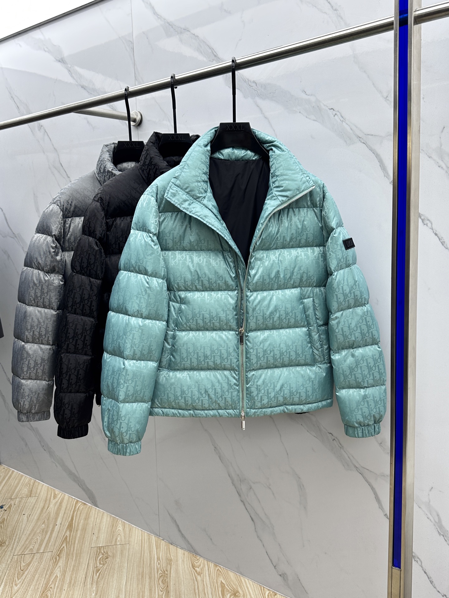 。 🆕羽绒上新⬆️Dior迪奥 oblique暗纹老花立领羽绒，明星同款这是一款超复杂工艺的羽绒，定制面