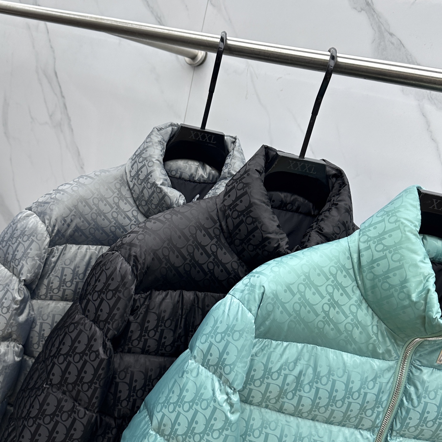 。 🆕羽绒上新⬆️Dior迪奥 oblique暗纹老花立领羽绒，明星同款这是一款超复杂工艺的羽绒，定制面