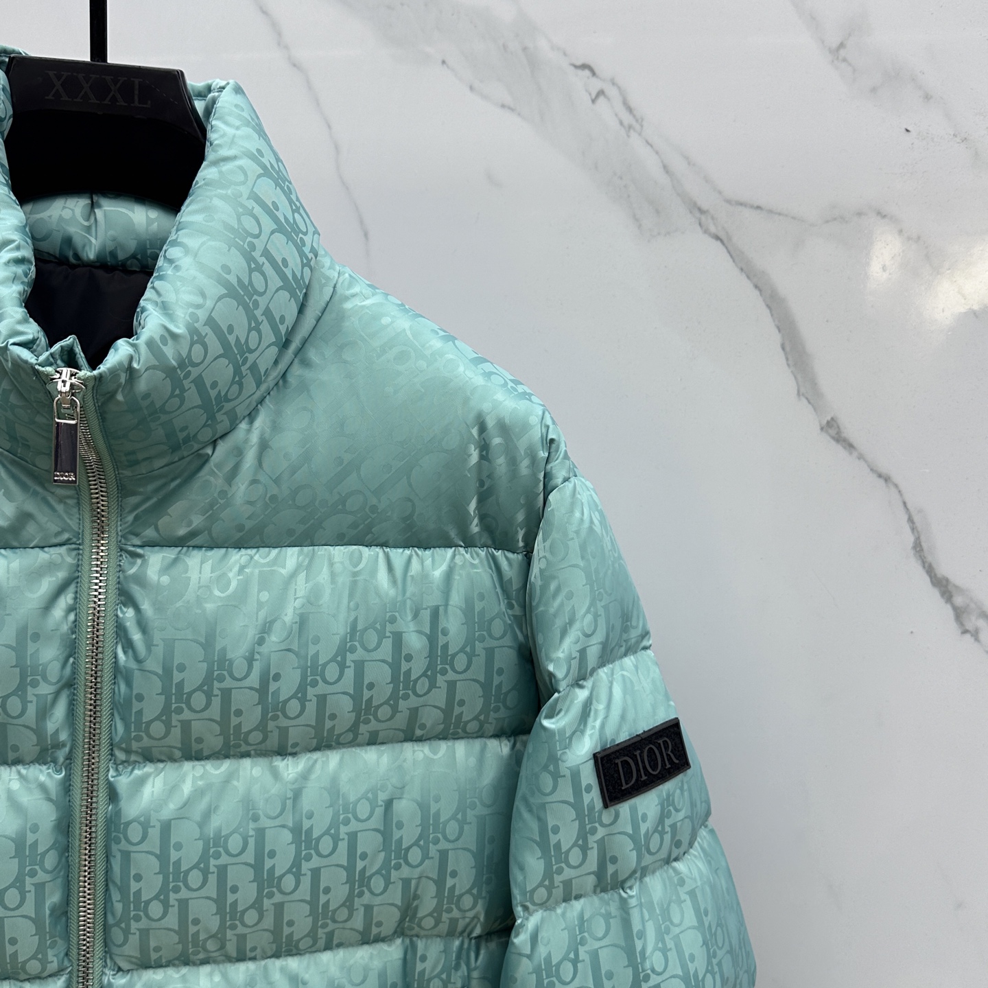 。 🆕羽绒上新⬆️Dior迪奥 oblique暗纹老花立领羽绒，明星同款这是一款超复杂工艺的羽绒，定制面