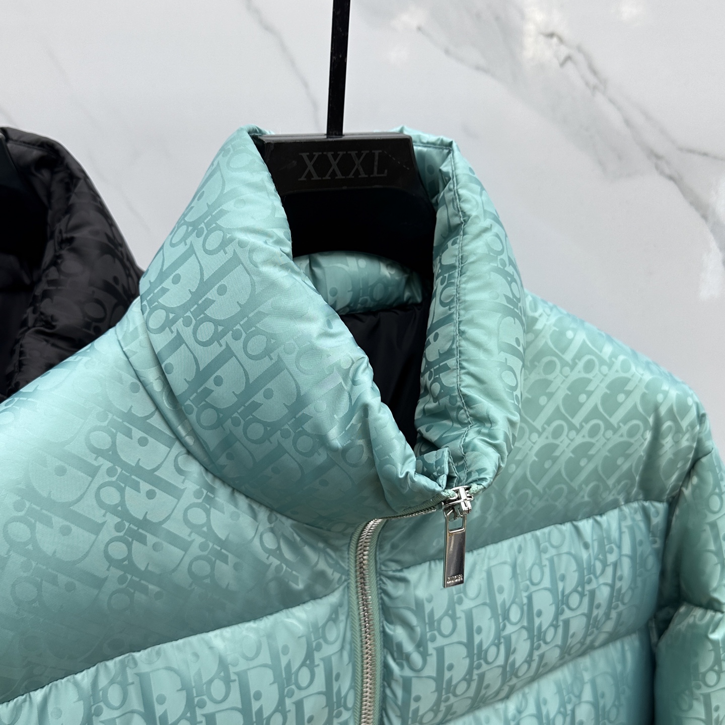 。 🆕羽绒上新⬆️Dior迪奥 oblique暗纹老花立领羽绒，明星同款这是一款超复杂工艺的羽绒，定制面