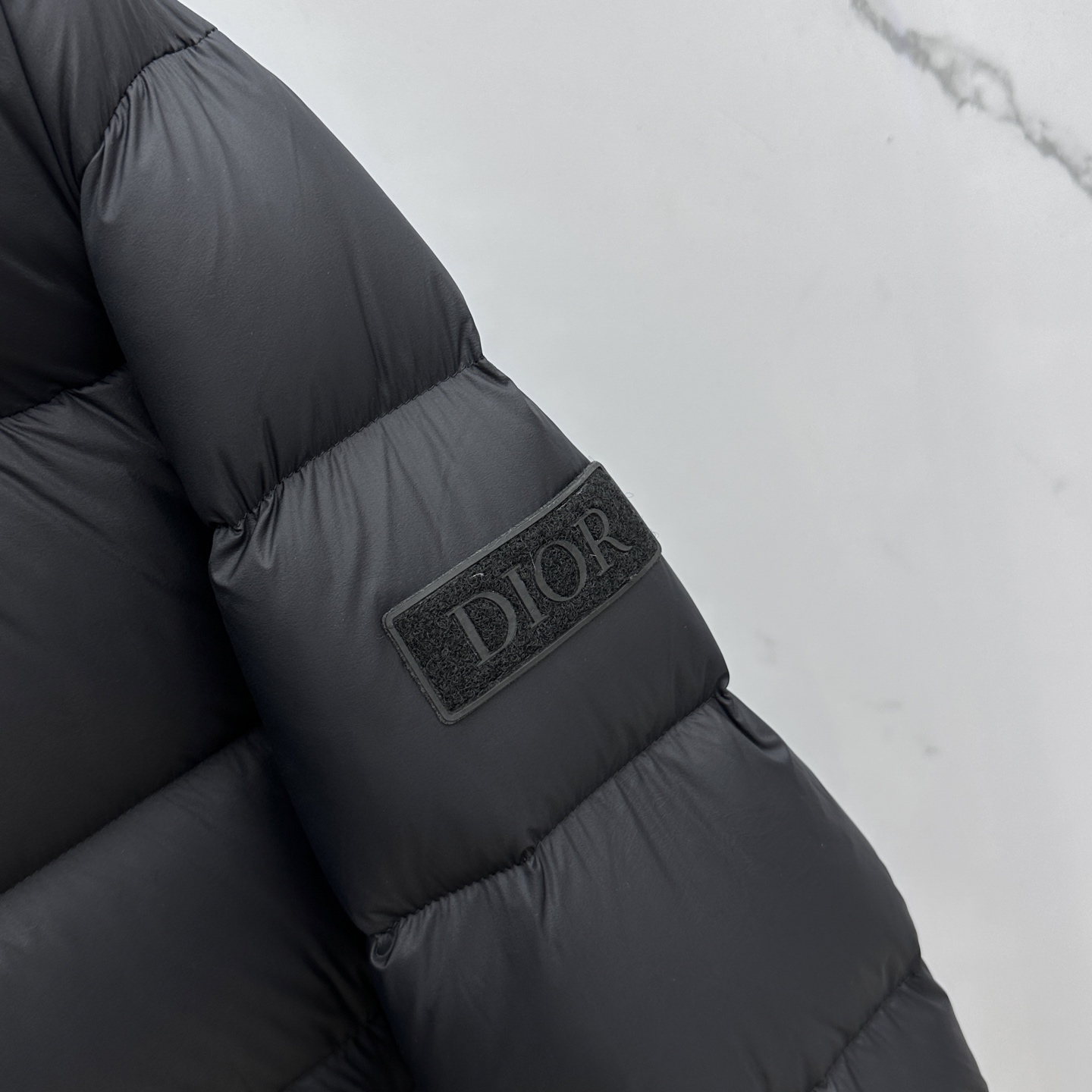 。 🆕Dior迪奥 25秋冬新品发布 高端鹅系列立领面包服羽绒保暖推荐这件经典款男士羽绒服，纯色系、采用