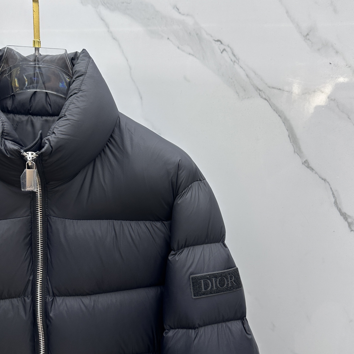 。 🆕Dior迪奥 25秋冬新品发布 高端鹅系列立领面包服羽绒保暖推荐这件经典款男士羽绒服，纯色系、采用