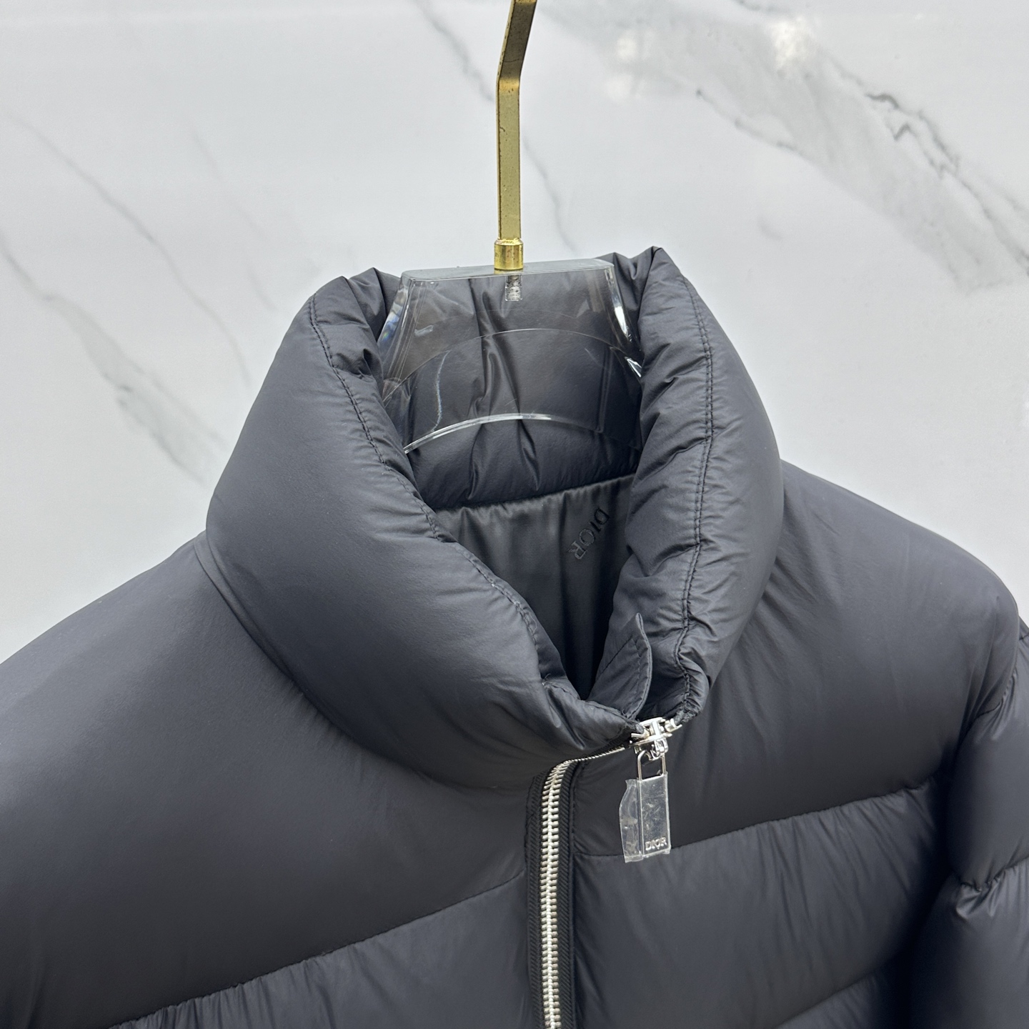 。 🆕Dior迪奥 25秋冬新品发布 高端鹅系列立领面包服羽绒保暖推荐这件经典款男士羽绒服，纯色系、采用