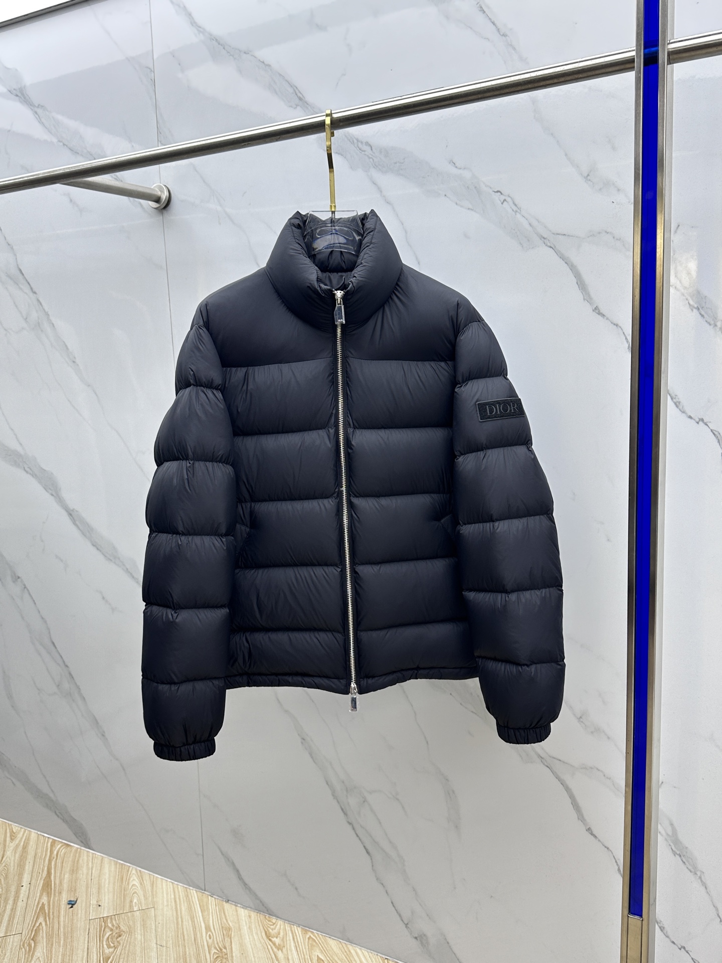 NO:596990,Dior Dior 25 autumn and winter new products released high-end goose series stand-up collar down jacket to keep warm. Recommend this classic men's down jacket, solid color, using white goose down, the whole will not be too fluffy!  The upper body is light and does not feel bulky, and the warmth retention is very good. It can be worn by both men and women. The black color is classic and versatile, and you can wear it in one piece for winter!  High-end series highly recommended hs~q size 48-56, dior, dior, down jacket, alexander wang19860909Dior迪奥 25秋冬新品发布 高端鹅系列立领面包服羽绒保暖 推荐这件经典款男士羽绒服,纯色系、采用白鹅绒整体不会过于蓬松！上身轻盈没有臃肿感、保暖性也是非常好、男女都能穿、黑色经典百搭,一件稳稳过冬！高端系列强烈推荐 hs～q 尺码48-56,,dior,dior,down jacket,alexander wang,Men's clothing