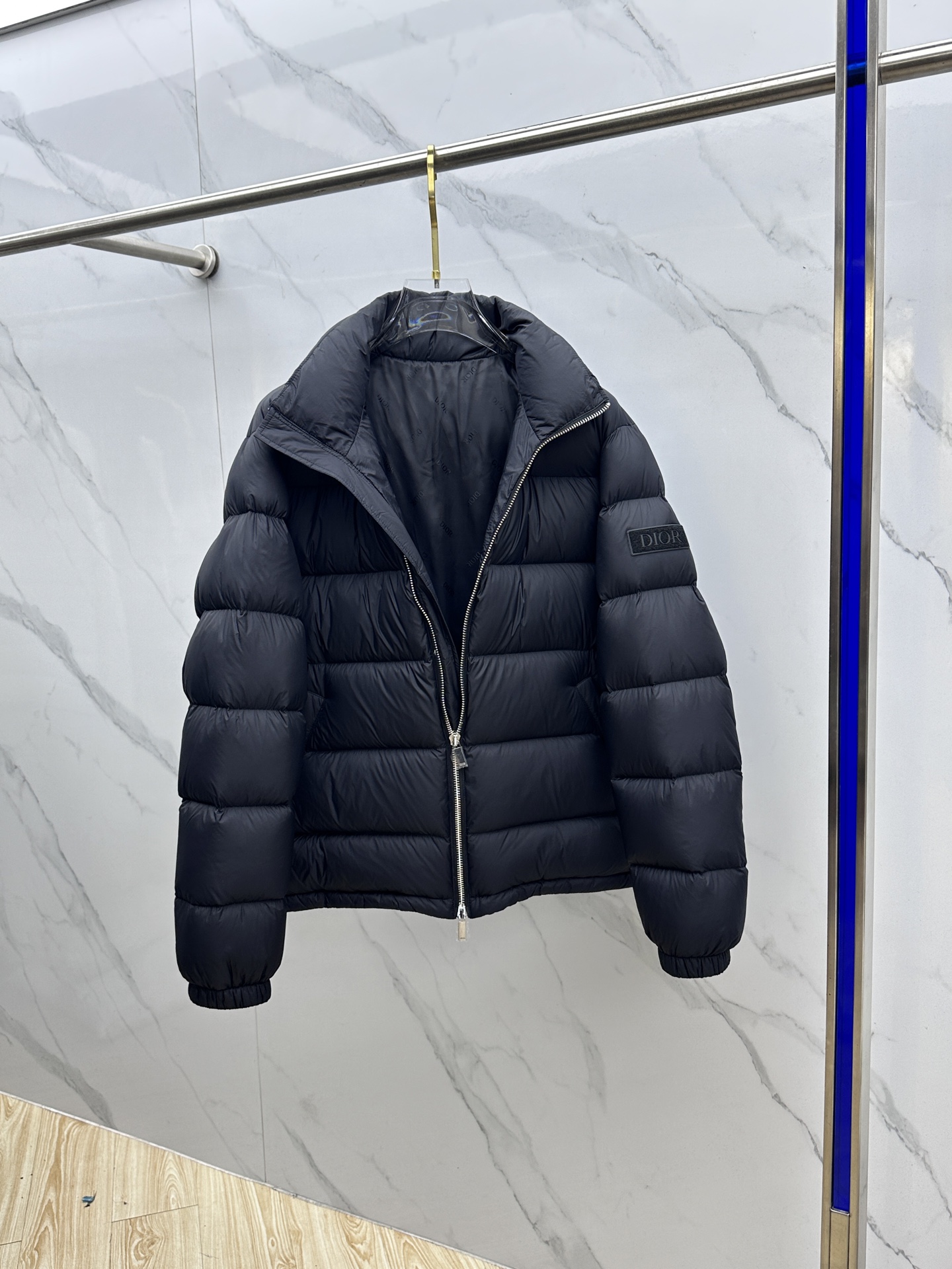 。 🆕Dior迪奥 25秋冬新品发布 高端鹅系列立领面包服羽绒保暖推荐这件经典款男士羽绒服，纯色系、采用