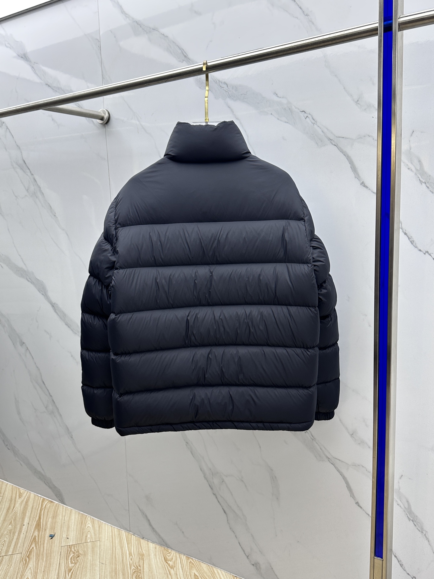 。 🆕Dior迪奥 25秋冬新品发布 高端鹅系列立领面包服羽绒保暖推荐这件经典款男士羽绒服，纯色系、采用