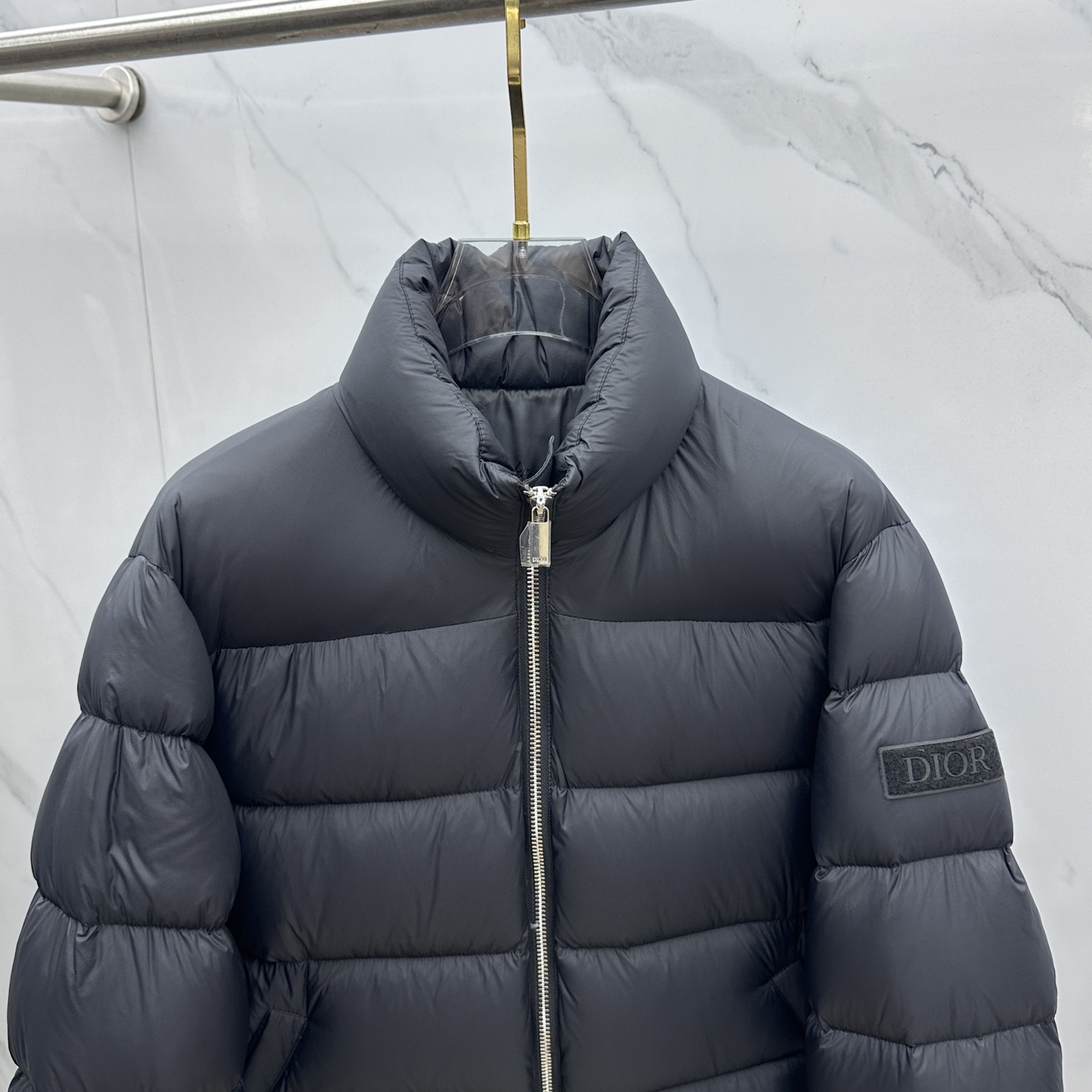 。 🆕Dior迪奥 25秋冬新品发布 高端鹅系列立领面包服羽绒保暖推荐这件经典款男士羽绒服，纯色系、采用