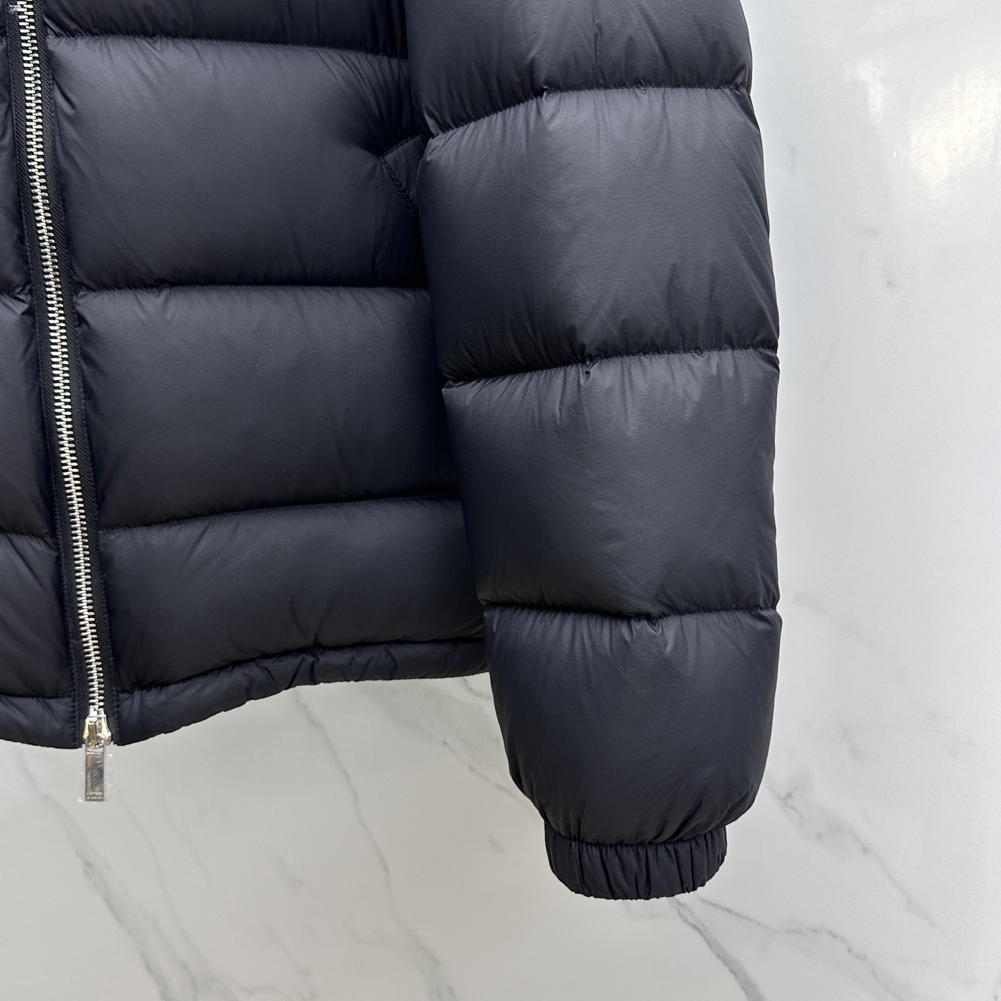 。 🆕Dior迪奥 25秋冬新品发布 高端鹅系列立领面包服羽绒保暖推荐这件经典款男士羽绒服，纯色系、采用