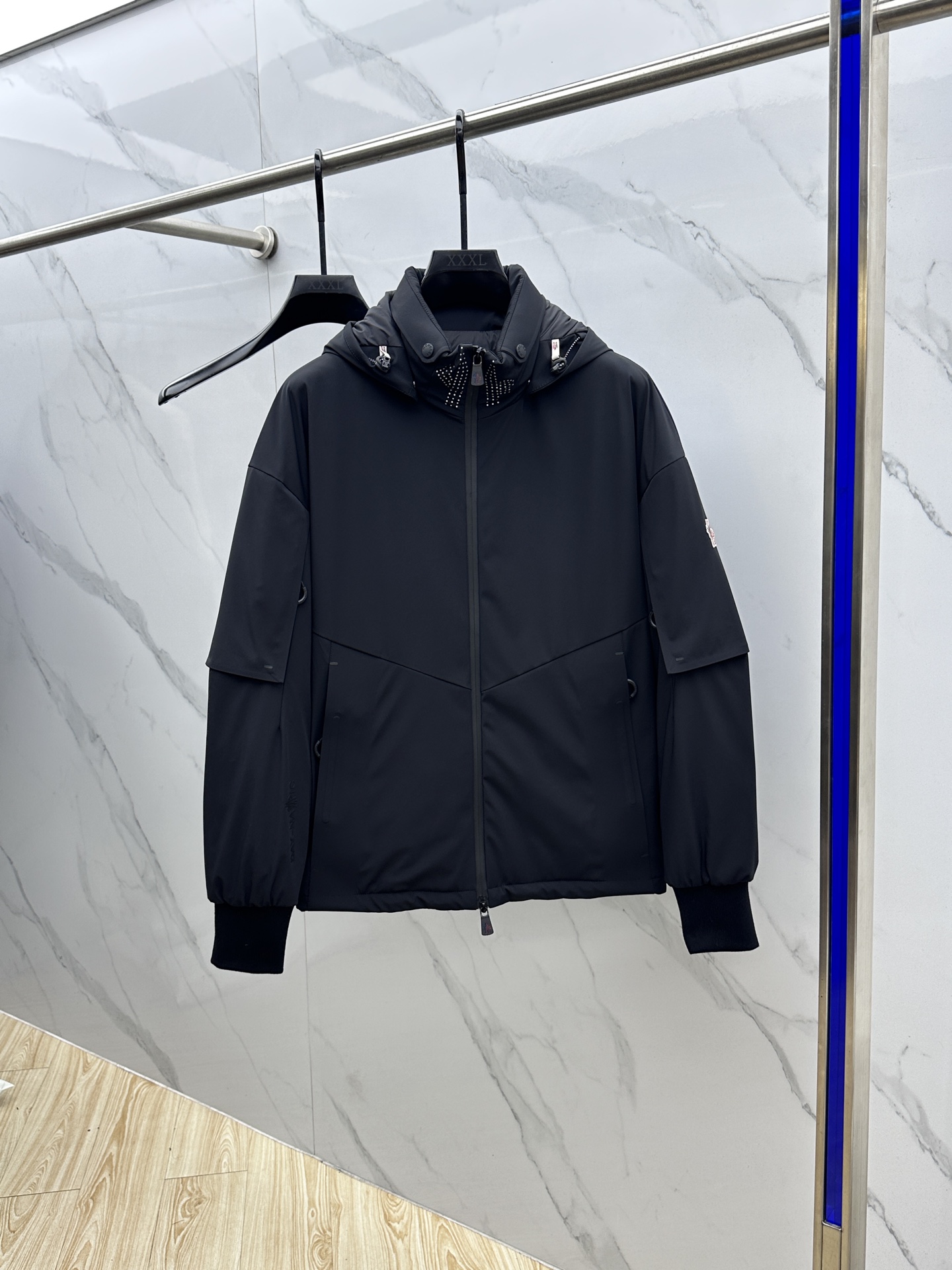 NO:596993,Moncler Mouth Down Jacket 2025 latest fashion designer down jacket. (hood is removable) Every detail shows craftsmanship. The design changes are enough advanced structural tailoring to show men's diverse image changes. They are slim and neat, and tailored to meet the current popular multi-layered outfits. Versatile style for life. High-quality large goods hs (multiple versions on the market, pay attention to contrast details). Size 48-56, Moncler, jackets & coats, down  jacket,hats,alexander wang19860909Moncler蒙口 羽绒服2025最新款时尚设计师款羽绒外套.（连帽可拆卸）处处细节显工艺足够的高级结构性剪裁的设计改变来展现男士多样的形象变化,修身利落、剪裁合体,满足时下正流行的多层次穿搭,生活百搭款式 高品质大货hs (市面多版本,注意对比细节） 码数48-56,,Moncler,jackets & coats,down jacket,hats,alexander wang,Men's clothing