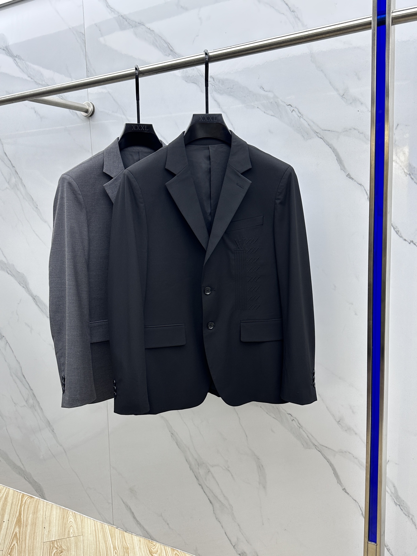 NO:596970,LV Louis Vuitton 2025 autumn and winter new men's jacket blazer, original high-end brand logo. Haute couture counter fabrics are highly breathable and comfortable, and the details are in place to show that the craftsmanship is advanced enough. The brand element design concept, the workmanship is sophisticated and the craftsmanship is complex, and the professional purchase level reflects high quality. It feels delicate and soft!  Presenting casual tailoring, slim fit, decent upper body, high-quality large goods, original HS product, size 48-56,, louis vuitton, louis vuitton, jackets & coats, jackets & coats, business suit, alexander wang19860909LV路易威登 2025秋冬新款男士夹克西装外套,原单高端品牌logo标识.高定专柜面料 透气舒适度高,细节到位彰显工艺足够高级,品牌元素设计理念,做工考究工艺复杂,专业代购级体现高品质.手感细腻柔软！呈现休闲裁剪,修身利落,上身得体,高品质大货 HS原单出品 码数48-56,,louis vuitton,louis vuitton,jackets & coats,jackets & coats,business suit,alexander wang,Men's clothing