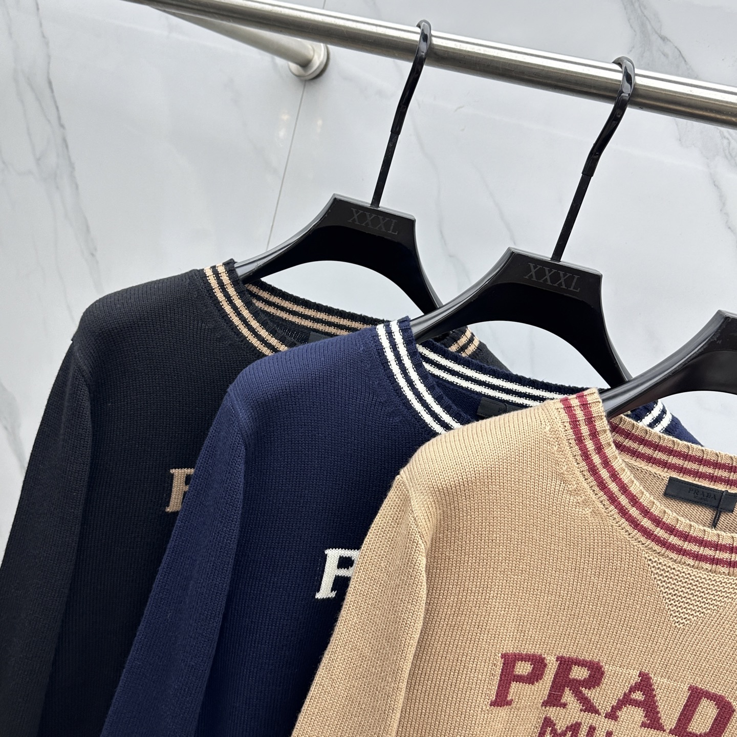 🆕PRADA普拉达 2025SS秋季新款条纹撞色领圆领针织毛衣，以当季色调传递典雅韵味，成就日常搭配佳选