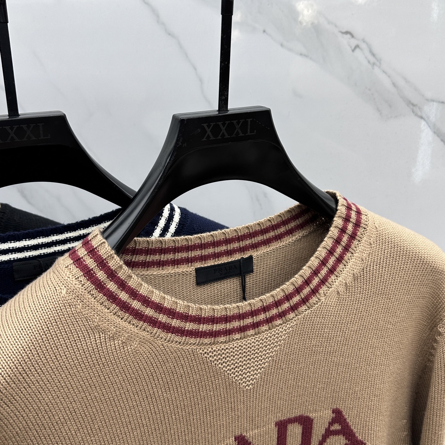 🆕PRADA普拉达 2025SS秋季新款条纹撞色领圆领针织毛衣，以当季色调传递典雅韵味，成就日常搭配佳选