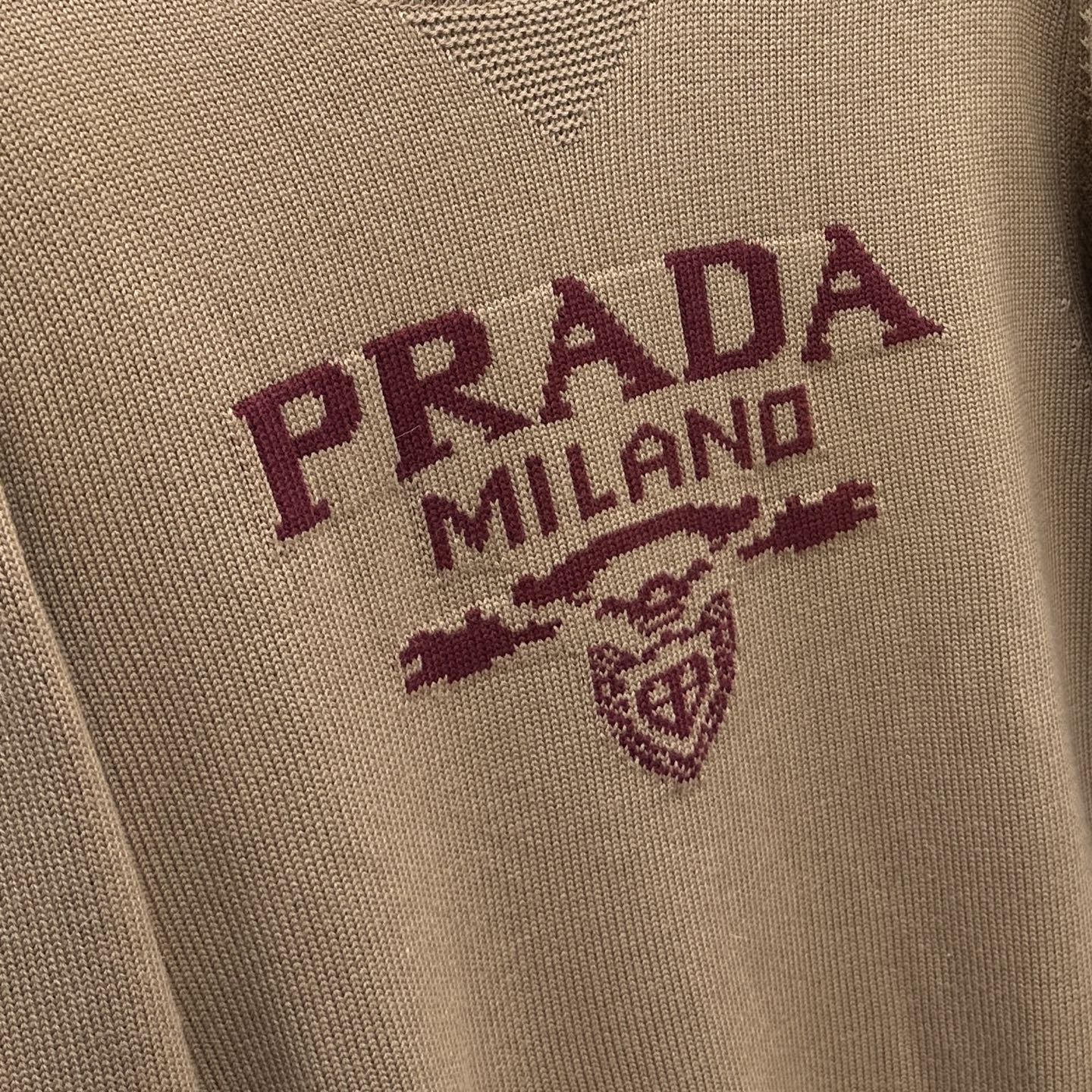 🆕PRADA普拉达 2025SS秋季新款条纹撞色领圆领针织毛衣，以当季色调传递典雅韵味，成就日常搭配佳选