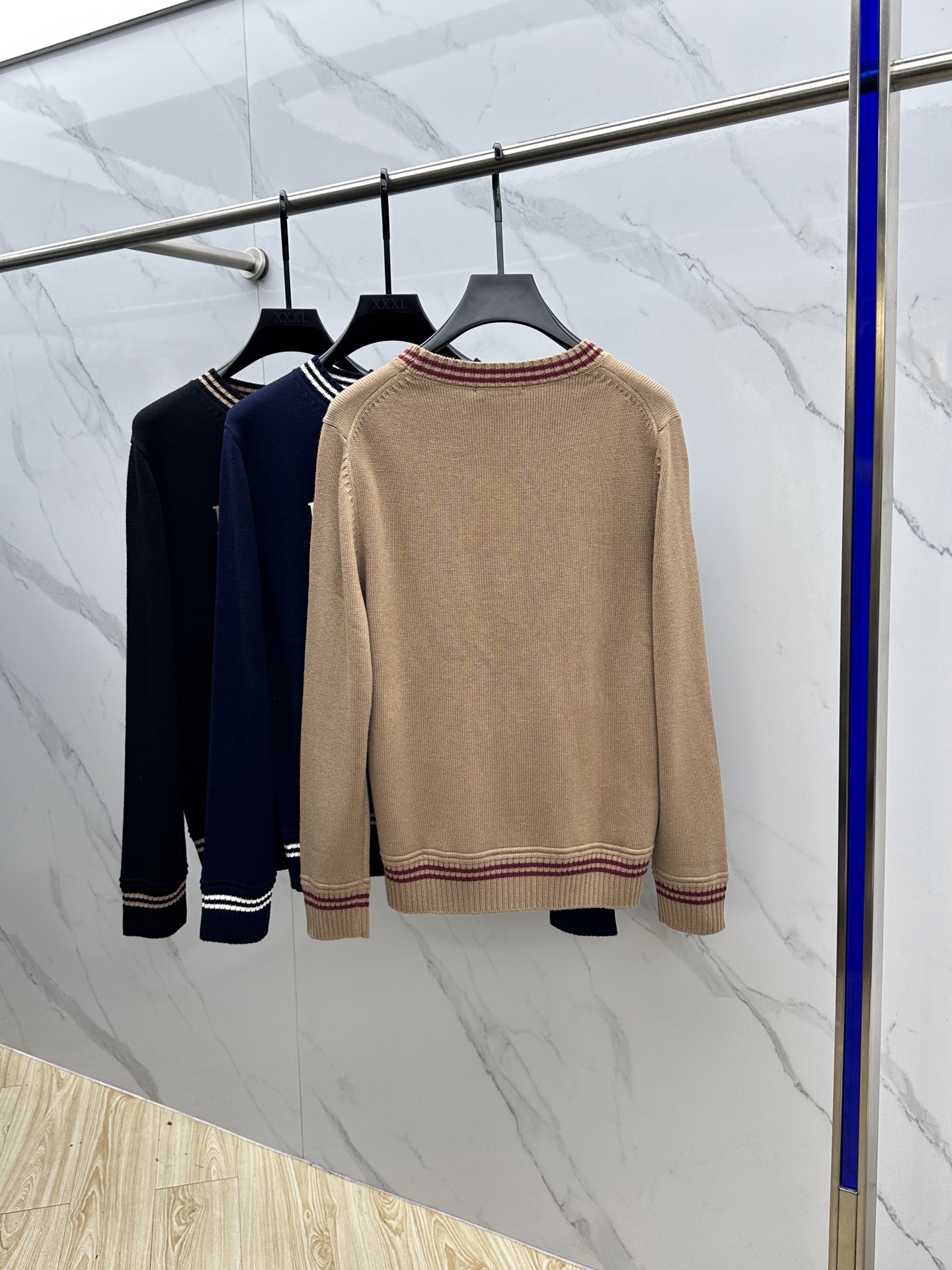 🆕PRADA普拉达 2025SS秋季新款条纹撞色领圆领针织毛衣，以当季色调传递典雅韵味，成就日常搭配佳选