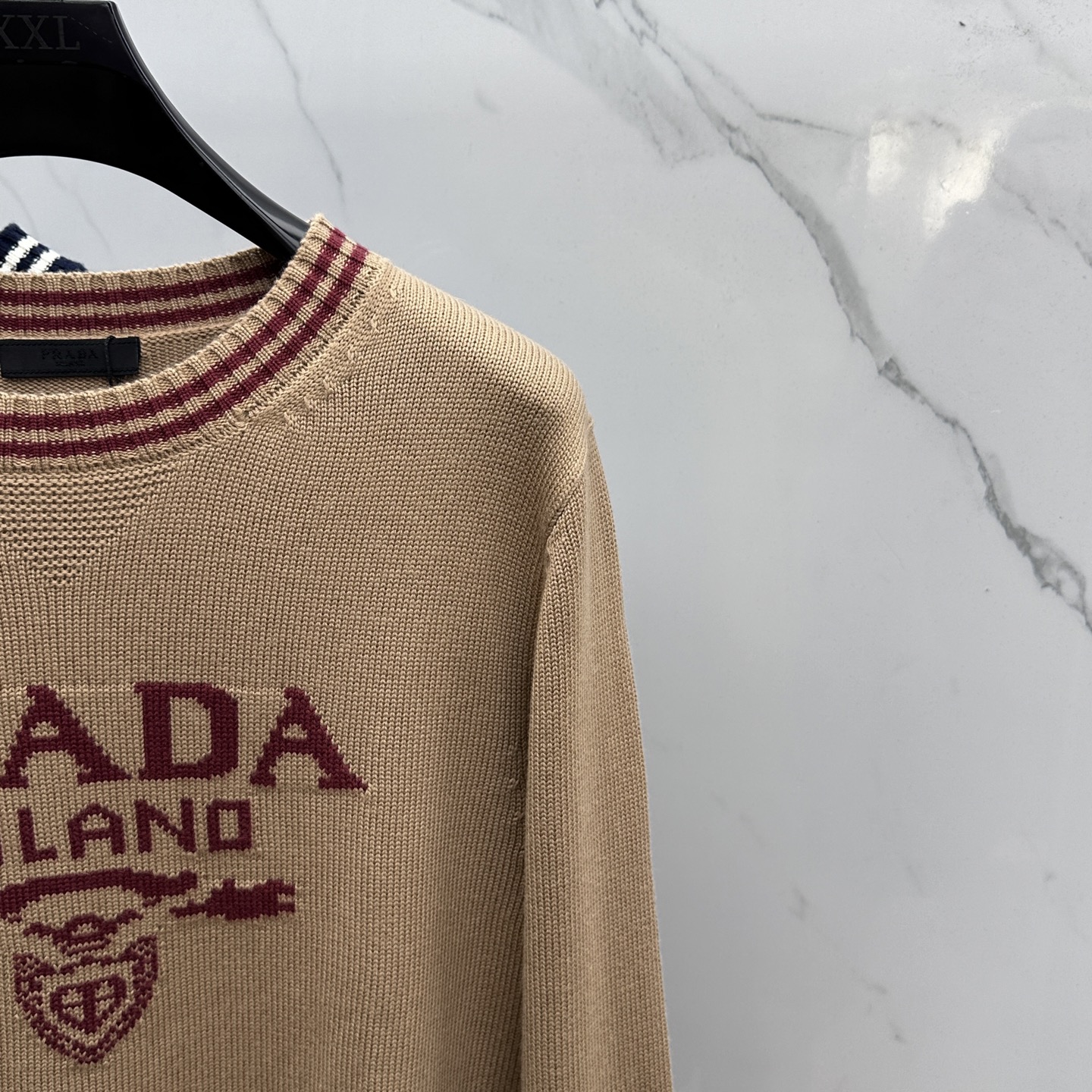 🆕PRADA普拉达 2025SS秋季新款条纹撞色领圆领针织毛衣，以当季色调传递典雅韵味，成就日常搭配佳选