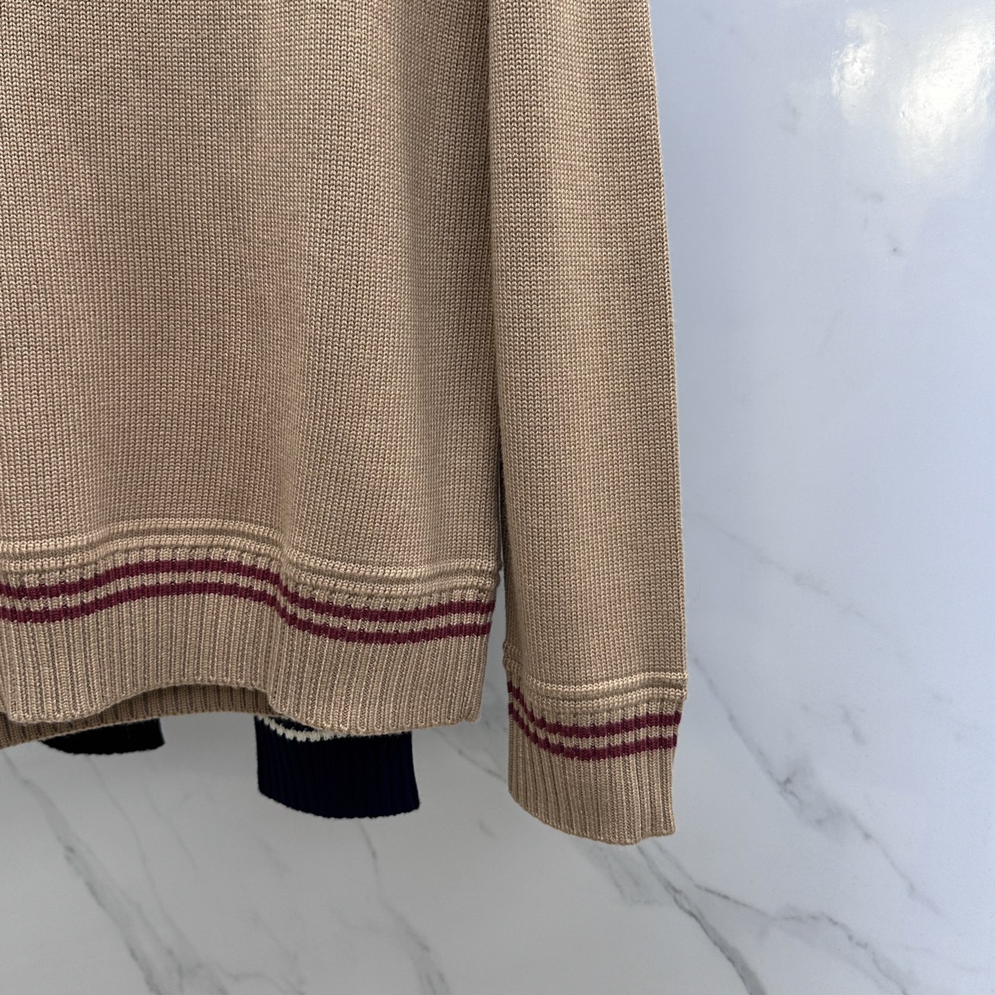 🆕PRADA普拉达 2025SS秋季新款条纹撞色领圆领针织毛衣，以当季色调传递典雅韵味，成就日常搭配佳选