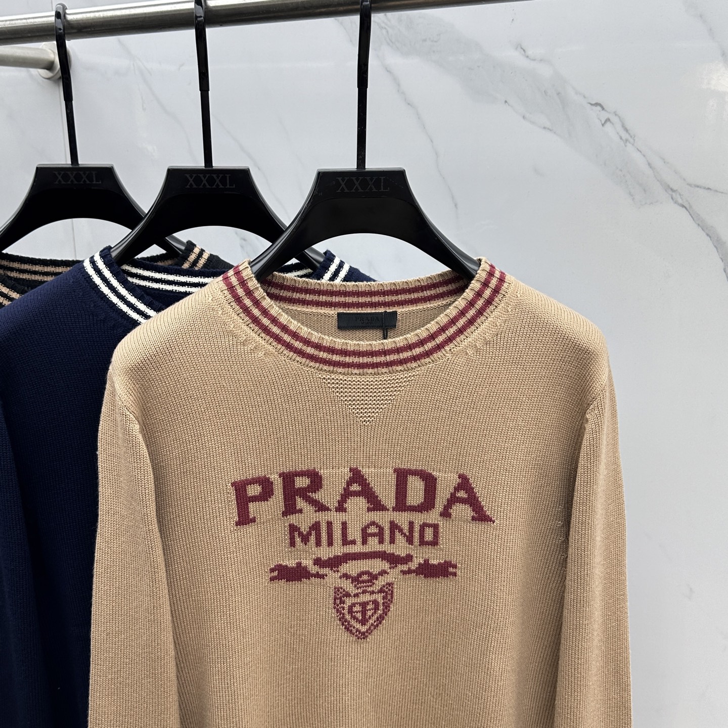 🆕PRADA普拉达 2025SS秋季新款条纹撞色领圆领针织毛衣，以当季色调传递典雅韵味，成就日常搭配佳选