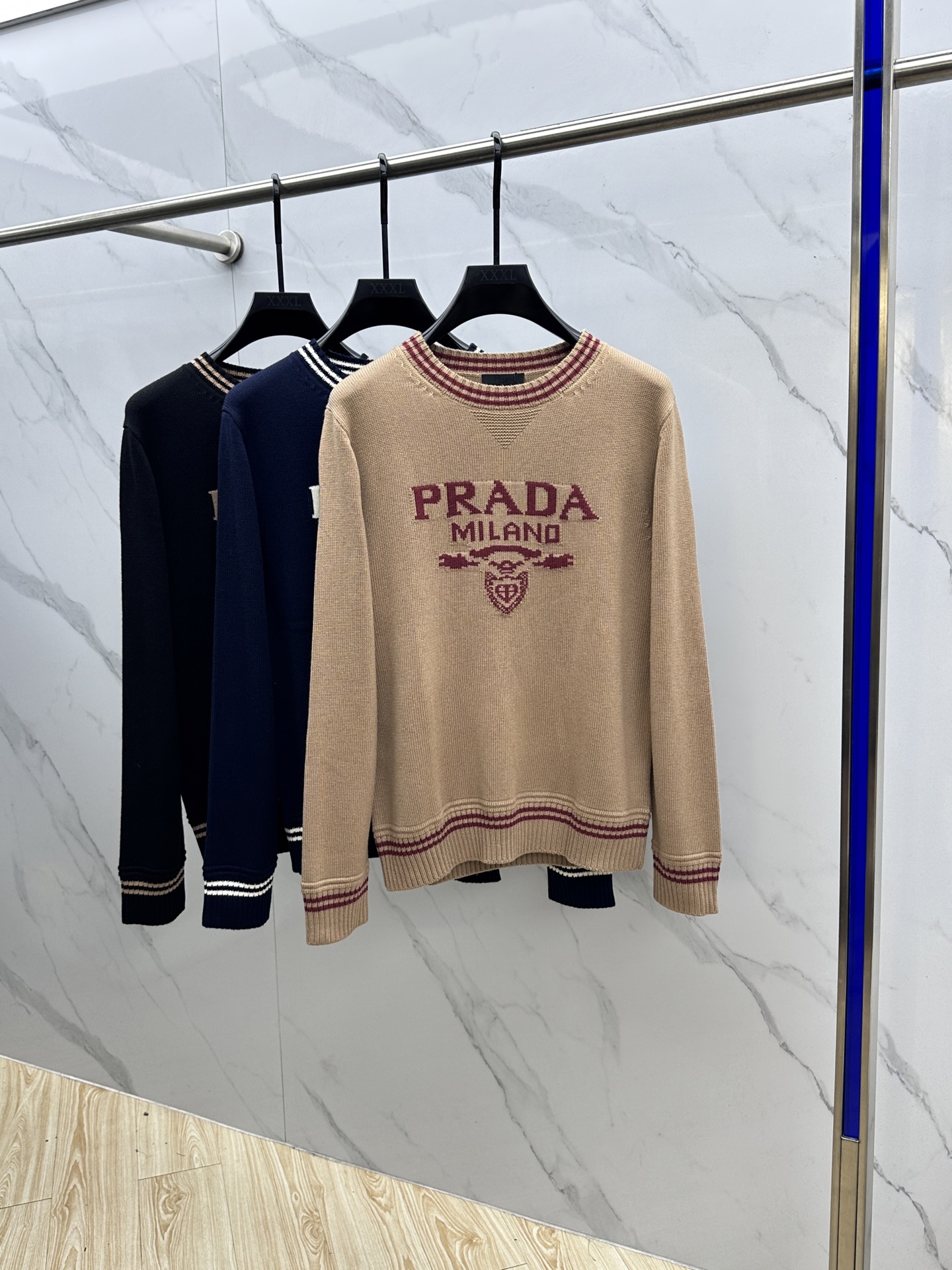 🆕PRADA普拉达 2025SS秋季新款条纹撞色领圆领针织毛衣，以当季色调传递典雅韵味，成就日常搭配佳选