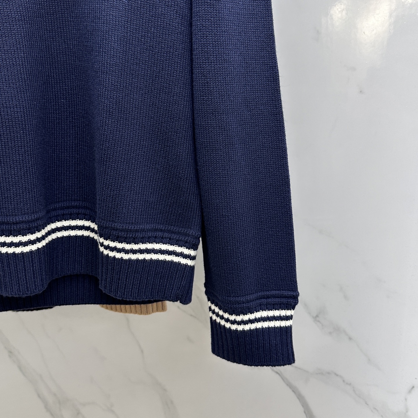 🆕PRADA普拉达 2025SS秋季新款条纹撞色领圆领针织毛衣，以当季色调传递典雅韵味，成就日常搭配佳选