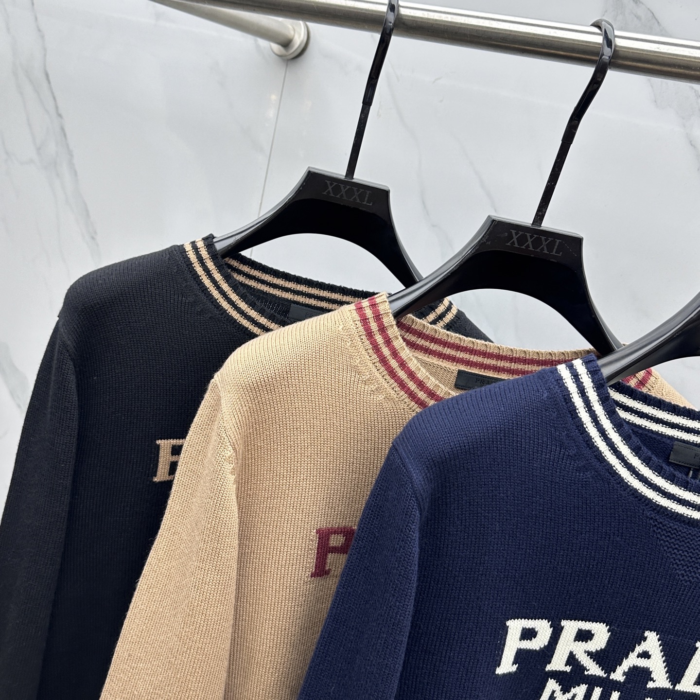 🆕PRADA普拉达 2025SS秋季新款条纹撞色领圆领针织毛衣，以当季色调传递典雅韵味，成就日常搭配佳选